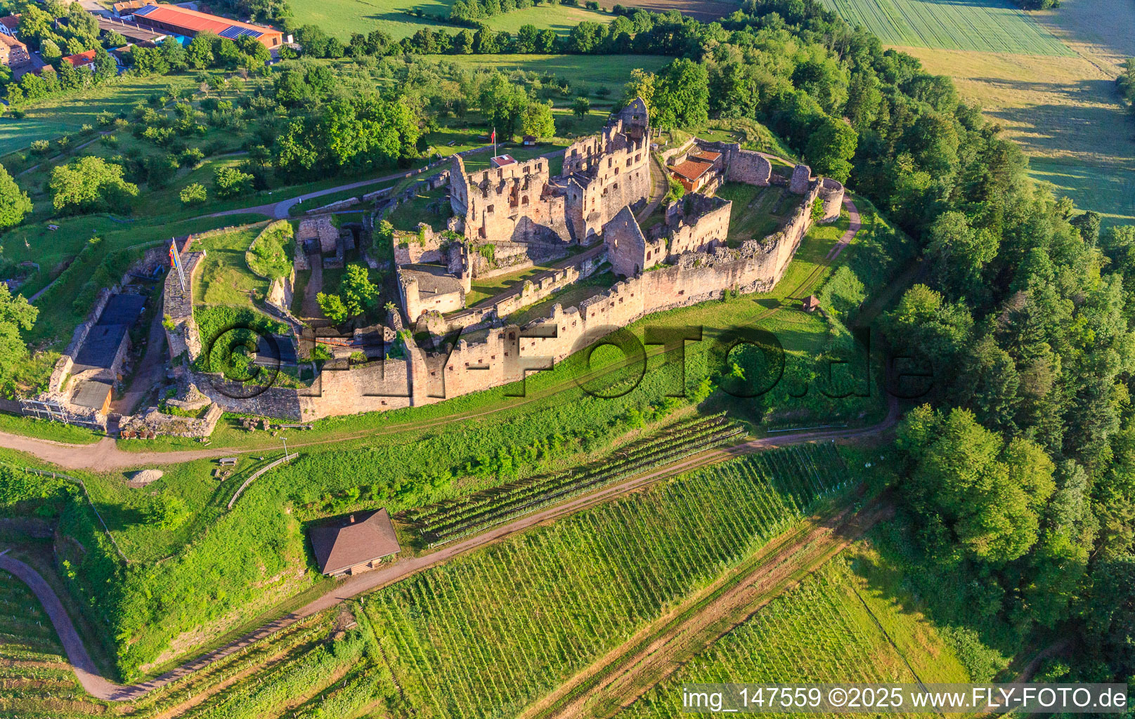 Festungsruine Hochburg bei Emmendingen aus Osten im Ortsteil Windenreute im Bundesland Baden-Württemberg, Deutschland von oben