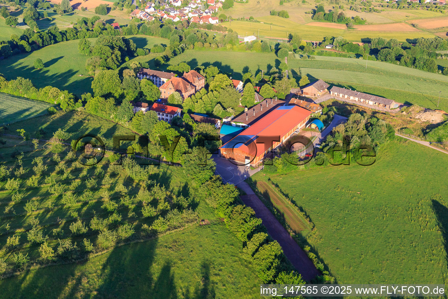 Luftbild von Hofgut Domäne Hochburg und Informationsraum im Wehrturm im Ortsteil Windenreute in Emmendingen im Bundesland Baden-Württemberg, Deutschland