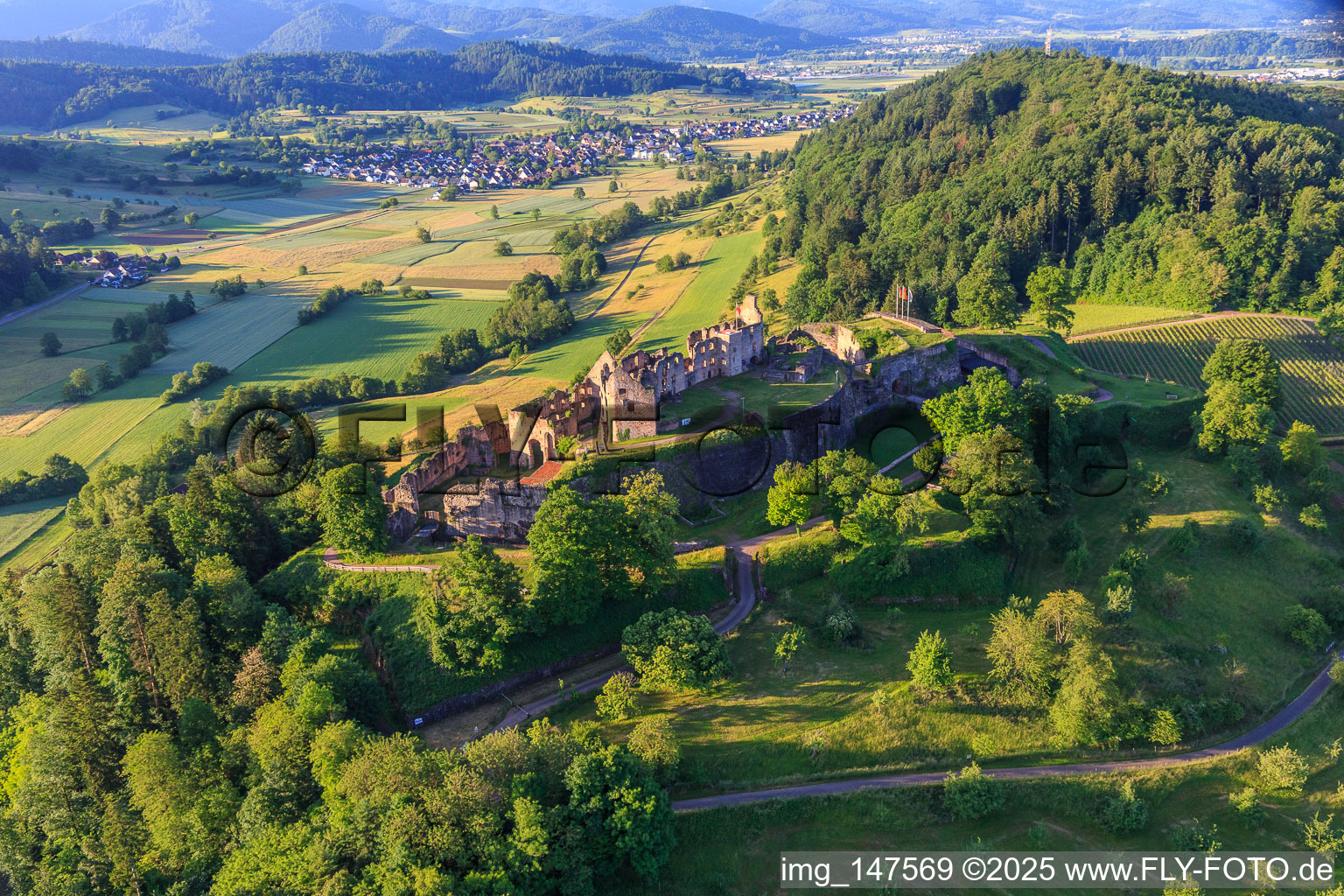 Festungsruine Hochburg bei Emmendingen aus Westen im Ortsteil Windenreute im Bundesland Baden-Württemberg, Deutschland