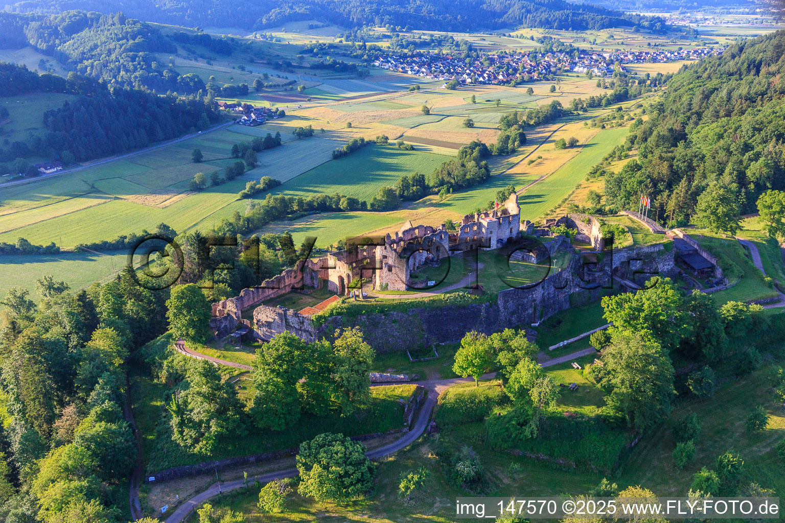 Luftbild von Festungsruine Hochburg bei Emmendingen aus Westen im Ortsteil Windenreute im Bundesland Baden-Württemberg, Deutschland