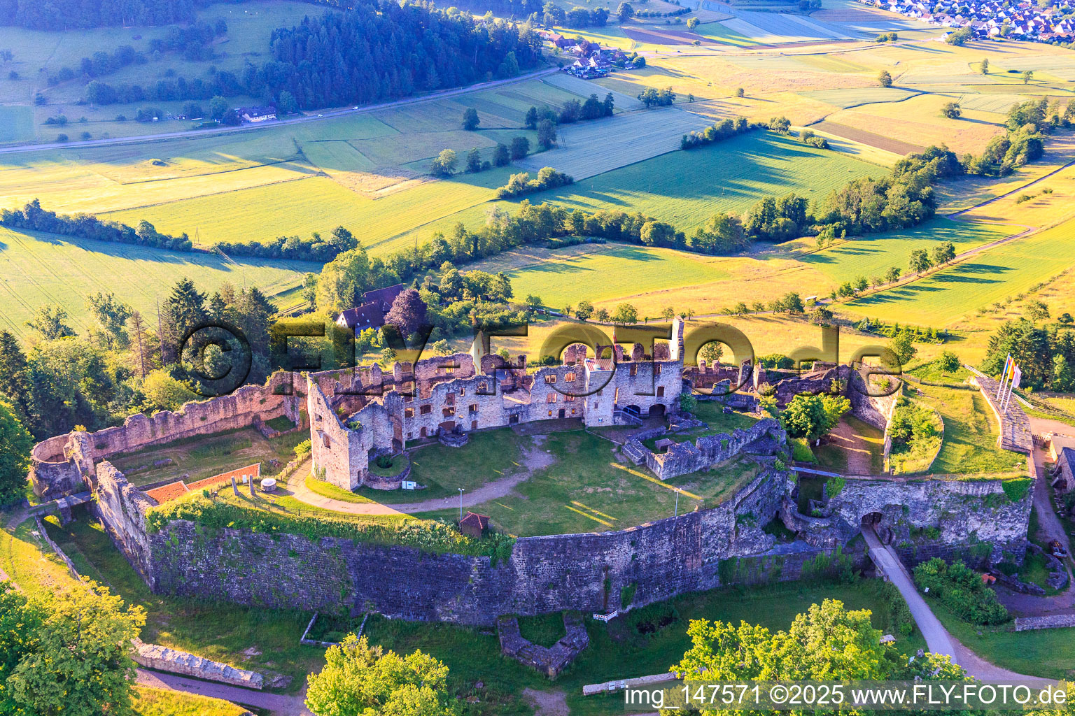 Luftaufnahme von Festungsruine Hochburg bei Emmendingen aus Westen im Ortsteil Windenreute im Bundesland Baden-Württemberg, Deutschland