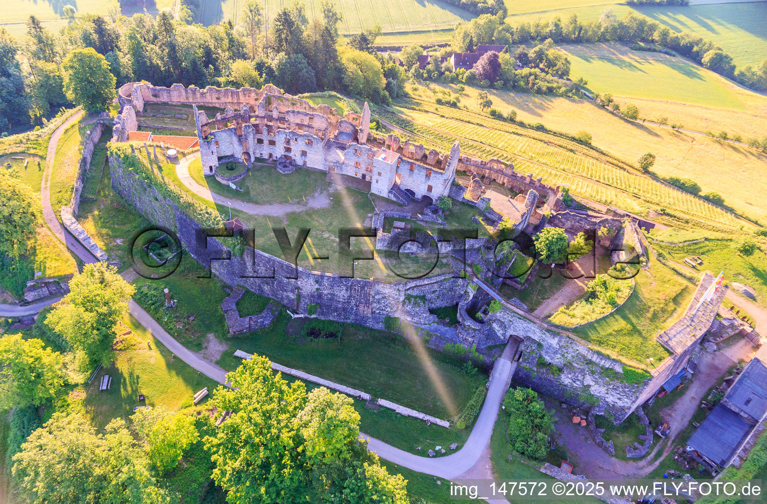 Schrägluftbild von Festungsruine Hochburg bei Emmendingen aus Westen im Ortsteil Windenreute im Bundesland Baden-Württemberg, Deutschland