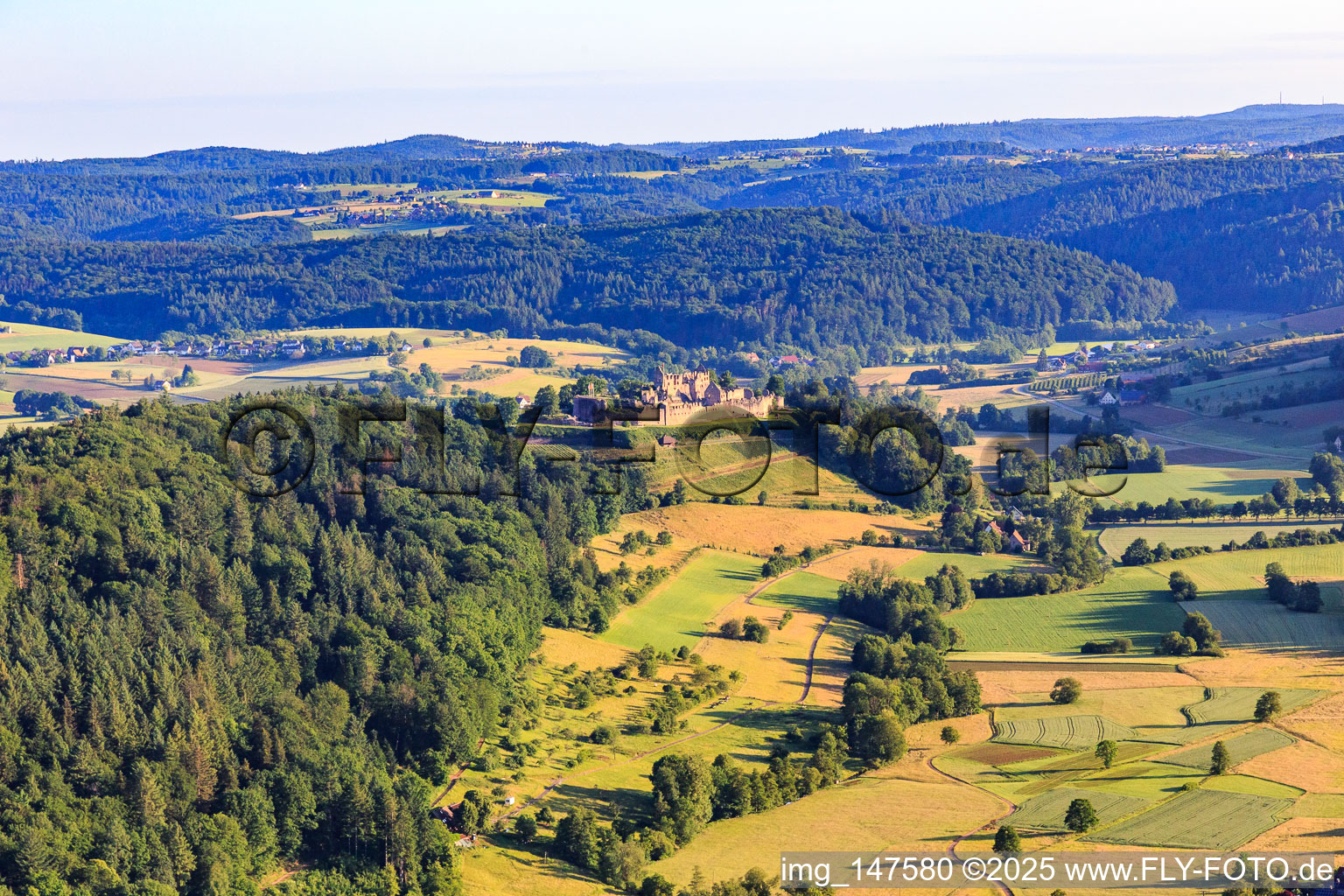 Festungsruine Hochburg bei Emmendingen aus Süden im Ortsteil Eberbächle in Sexau im Bundesland Baden-Württemberg, Deutschland
