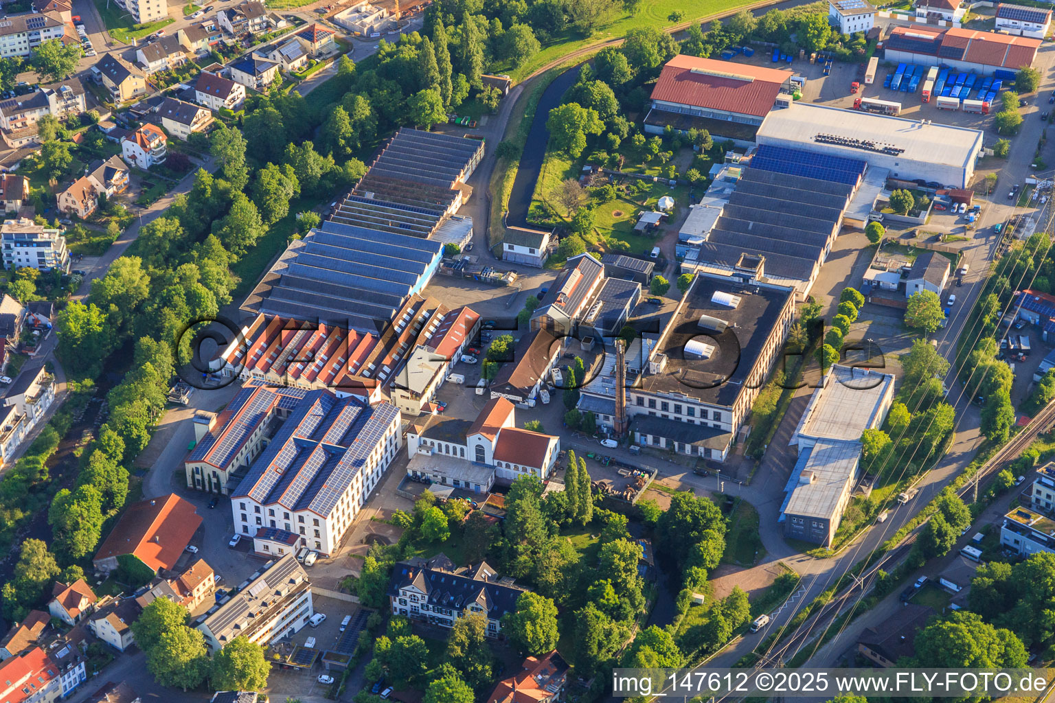 Industriegebiet am Gewerbekanal mit Ganter Interior GmbH - Generalunternehmer für Innenausbau, Tobias Brüsch und Moto-Thek Lagerverkauf im Ortsteil Kollnau in Waldkirch im Bundesland Baden-Württemberg, Deutschland