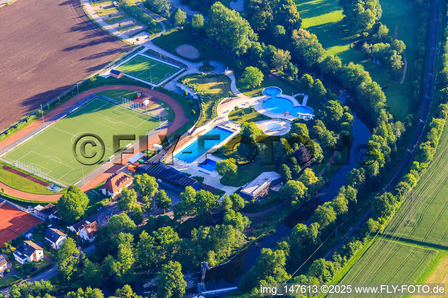 Sportplatz Kollnau des  TC Kollnau-Gutach e.V. und 's Bad - Schwimmbad Waldkirch im Bundesland Baden-Württemberg, Deutschland