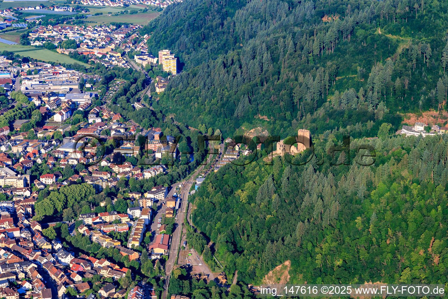 Ruine Kastelburg von Osten in Waldkirch im Bundesland Baden-Württemberg, Deutschland
