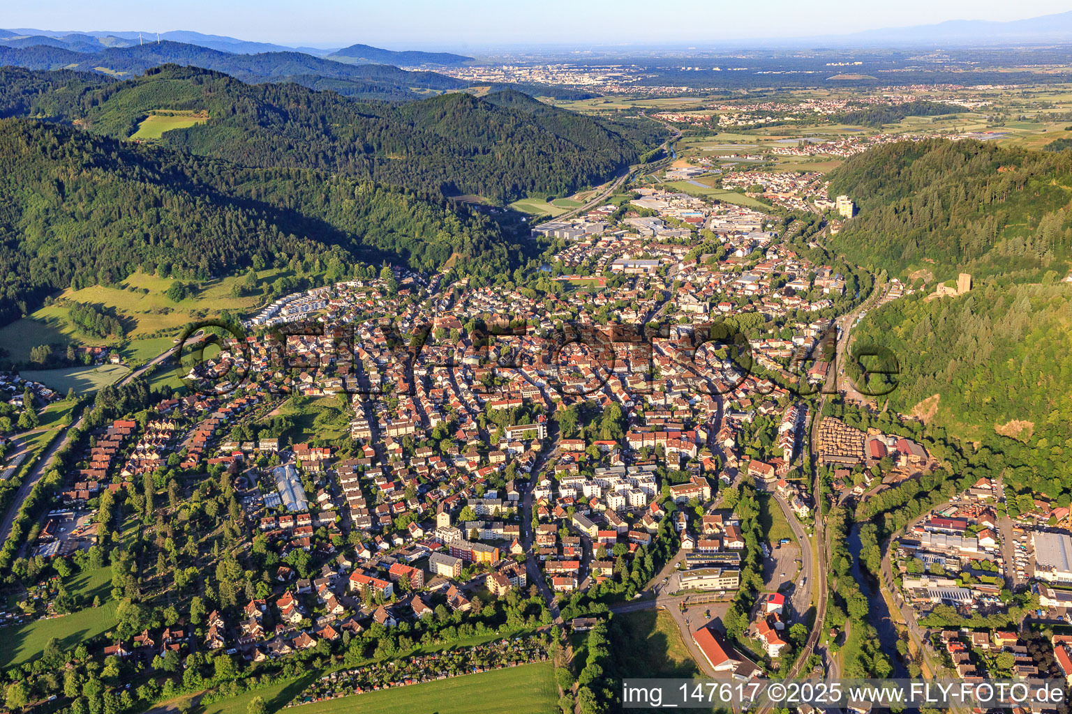 Stadtansicht im Elz-Tal aus Nordosten in Waldkirch im Bundesland Baden-Württemberg, Deutschland