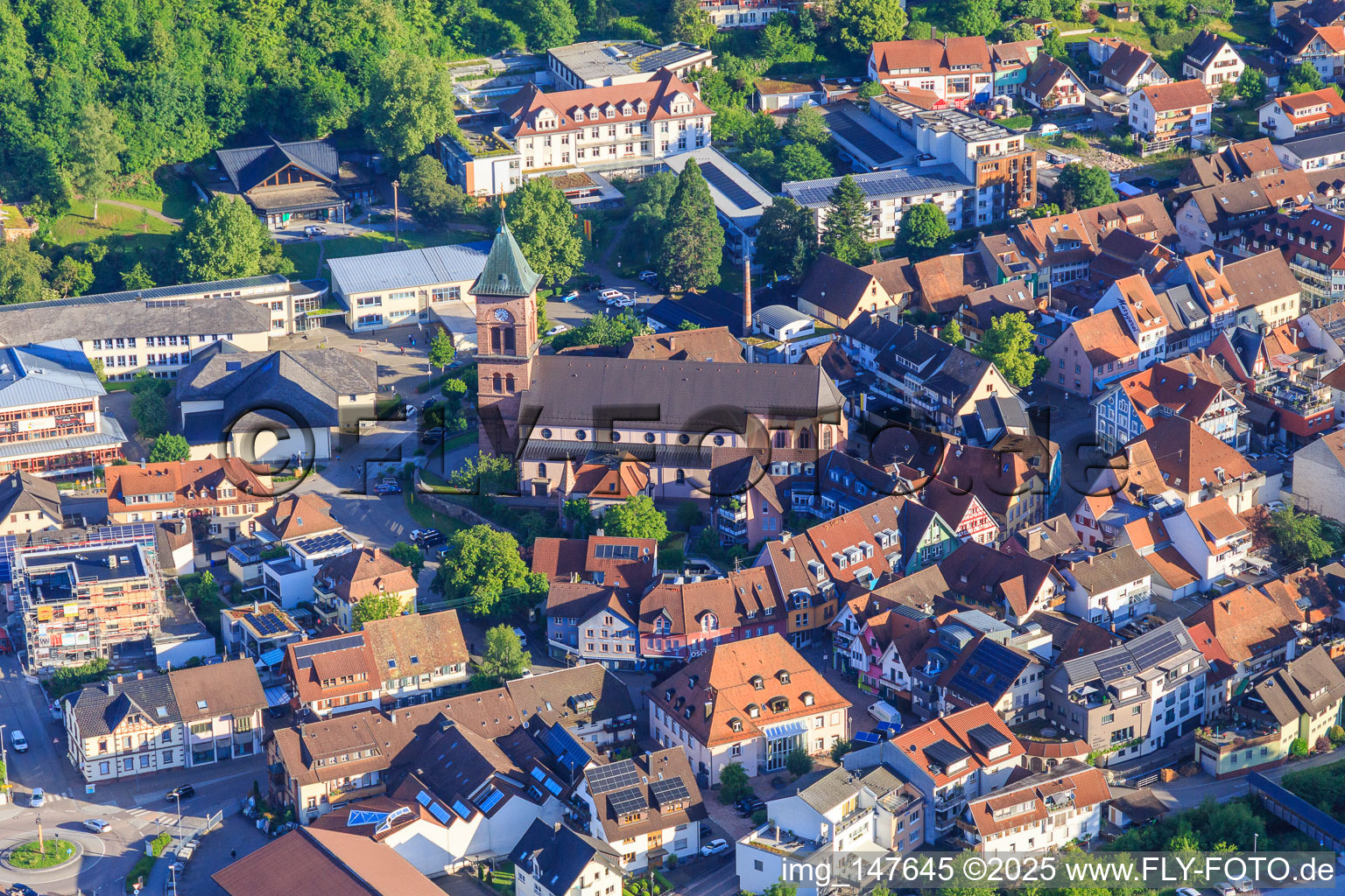 Kirche Sankt Nikolaus in der historischen Altstadt in Elzach im Bundesland Baden-Württemberg, Deutschland