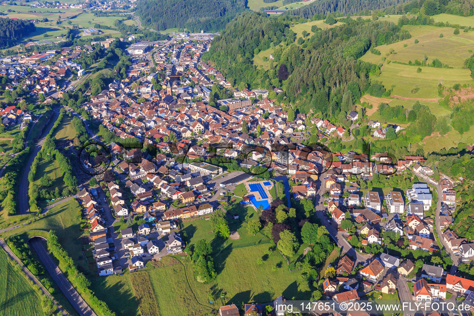 Luftaufnahme von Dorfansicht im Elz-Tal aus Nordosten im Ortsteil Wellishöfe in Elzach im Bundesland Baden-Württemberg, Deutschland