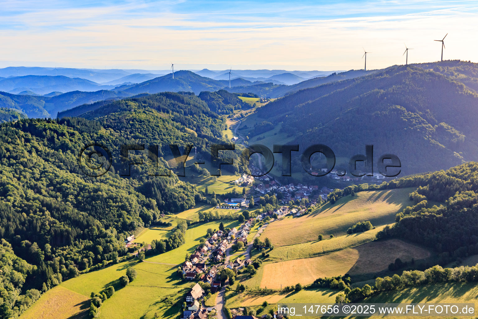 Ortsteil Oberprechtal und Landwasserstraße zum Prinzbachhof mit Windpark Prechtaler Schanze im Ortsteil Dorf in Elzach im Bundesland Baden-Württemberg, Deutschland