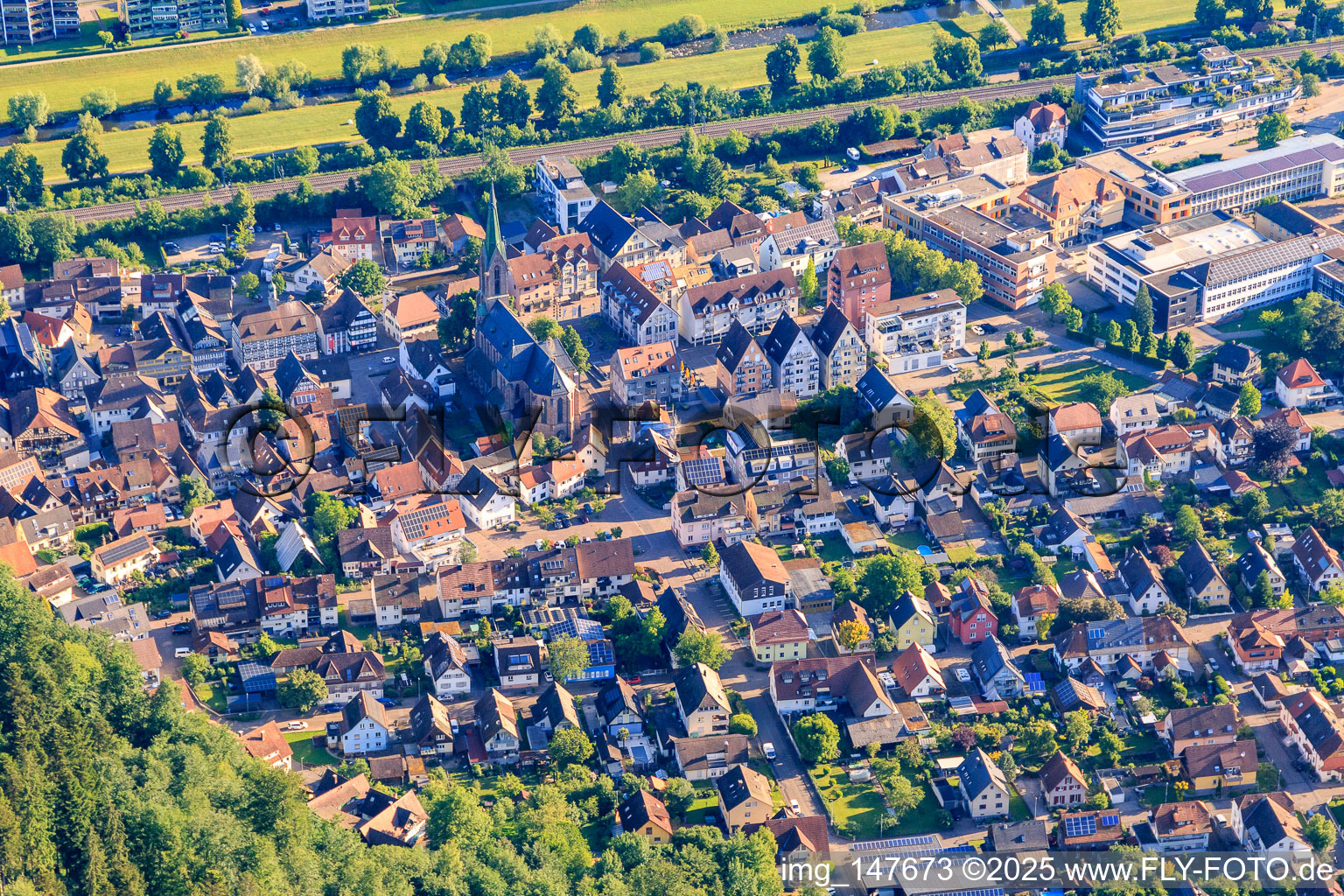 Stadtzentrum mit Kirche St. Mauritius in Hausach im Bundesland Baden-Württemberg, Deutschland