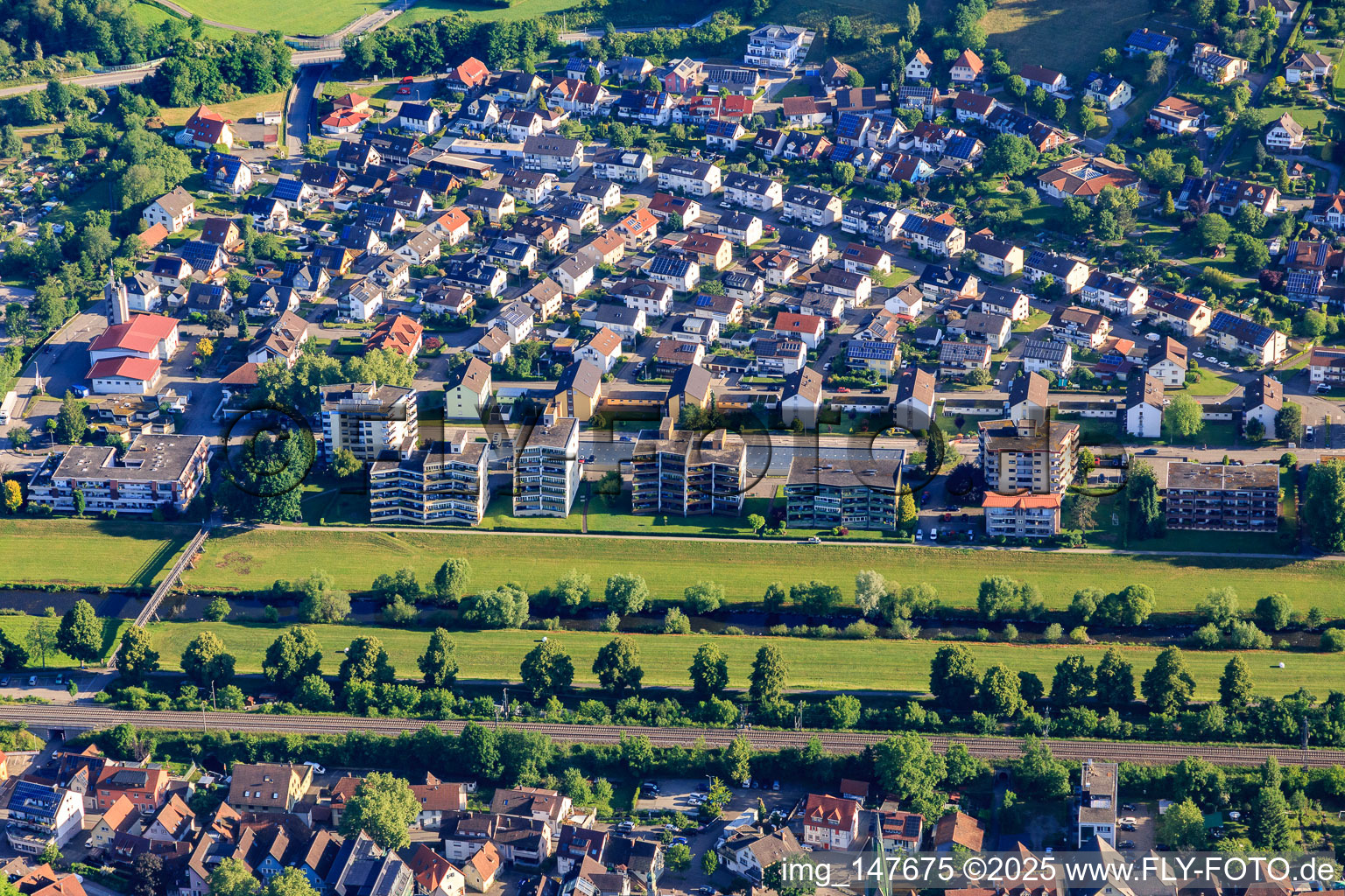 Wohnsiedlung an der Kinzig zwischen Hegerfeldstraße und Gerwigstr in Hausach im Bundesland Baden-Württemberg, Deutschland