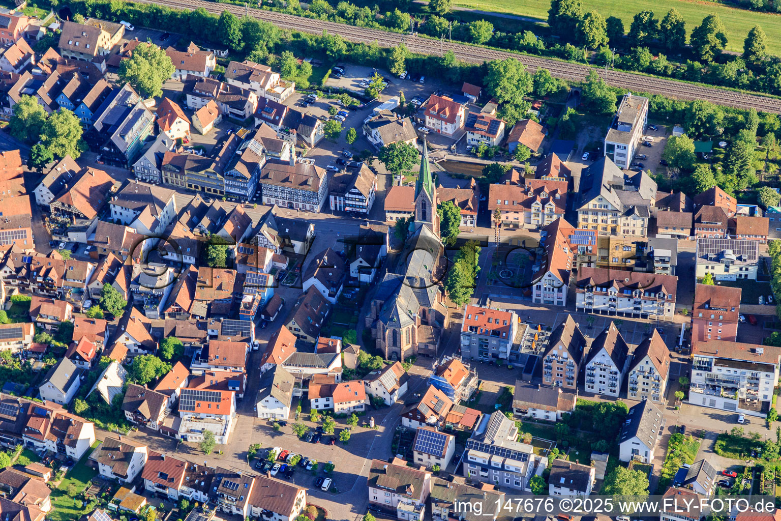 Hauptstraße mit Kirche St. Mauritius in Hausach im Bundesland Baden-Württemberg, Deutschland