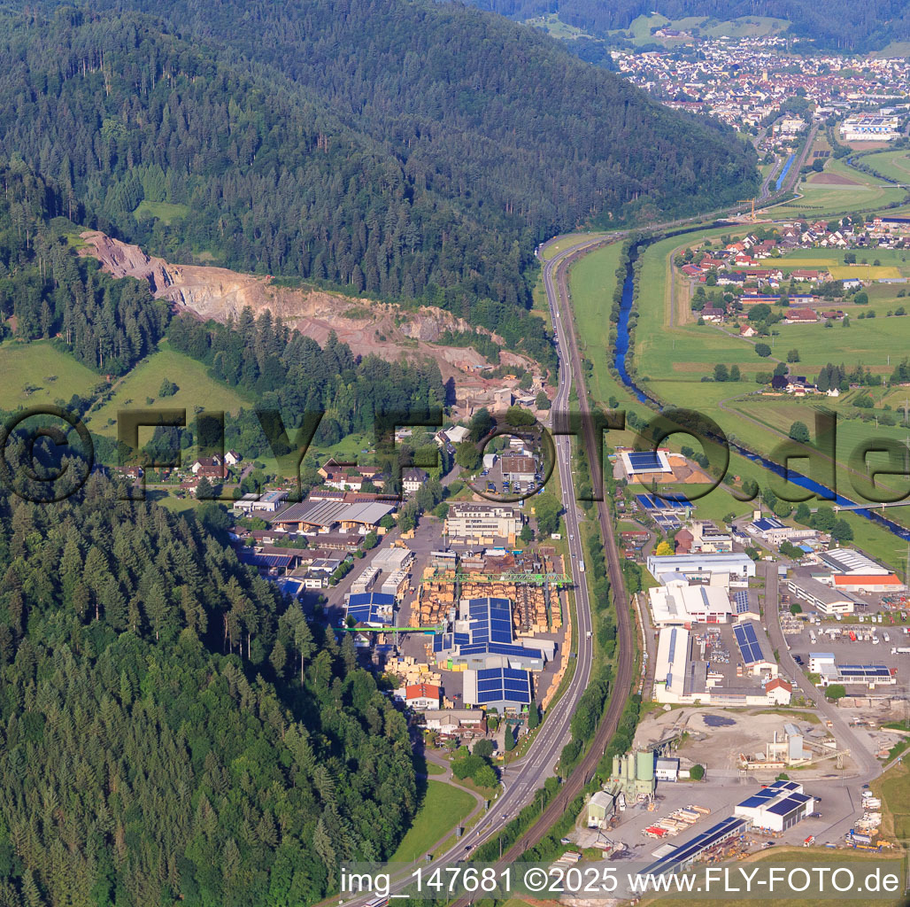 Industriegebiet beidseits der B33 mit Sägewerk  Karl Streit GmbH & Co. KG,  Kienzler Stadtmobiliar GmbH und  Sievert Logistik SE in Hausach im Bundesland Baden-Württemberg, Deutschland