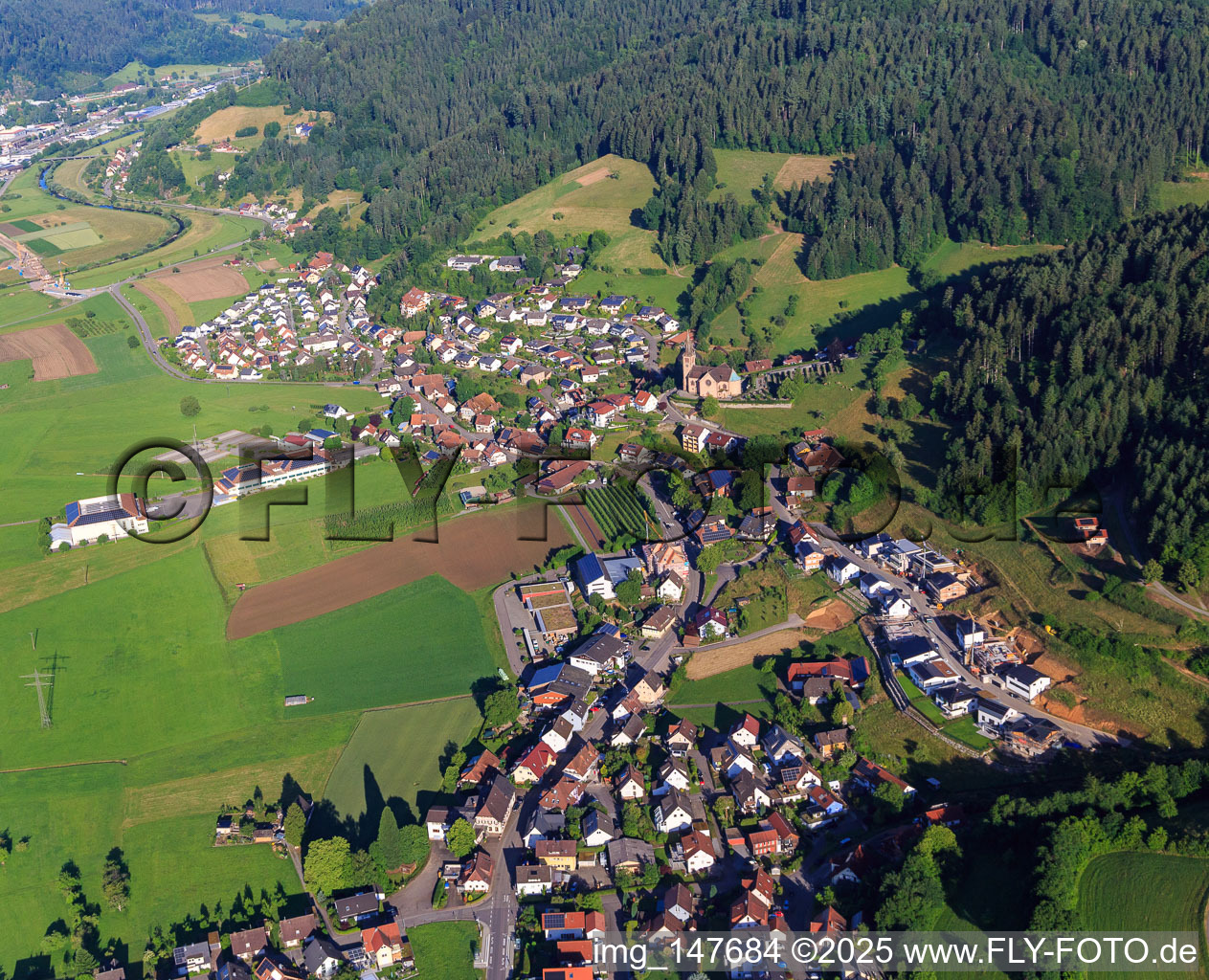 Ortsansicht aus Osten mit Kirche St. Michael und Obsthof Wolf in Fischerbach im Bundesland Baden-Württemberg, Deutschland