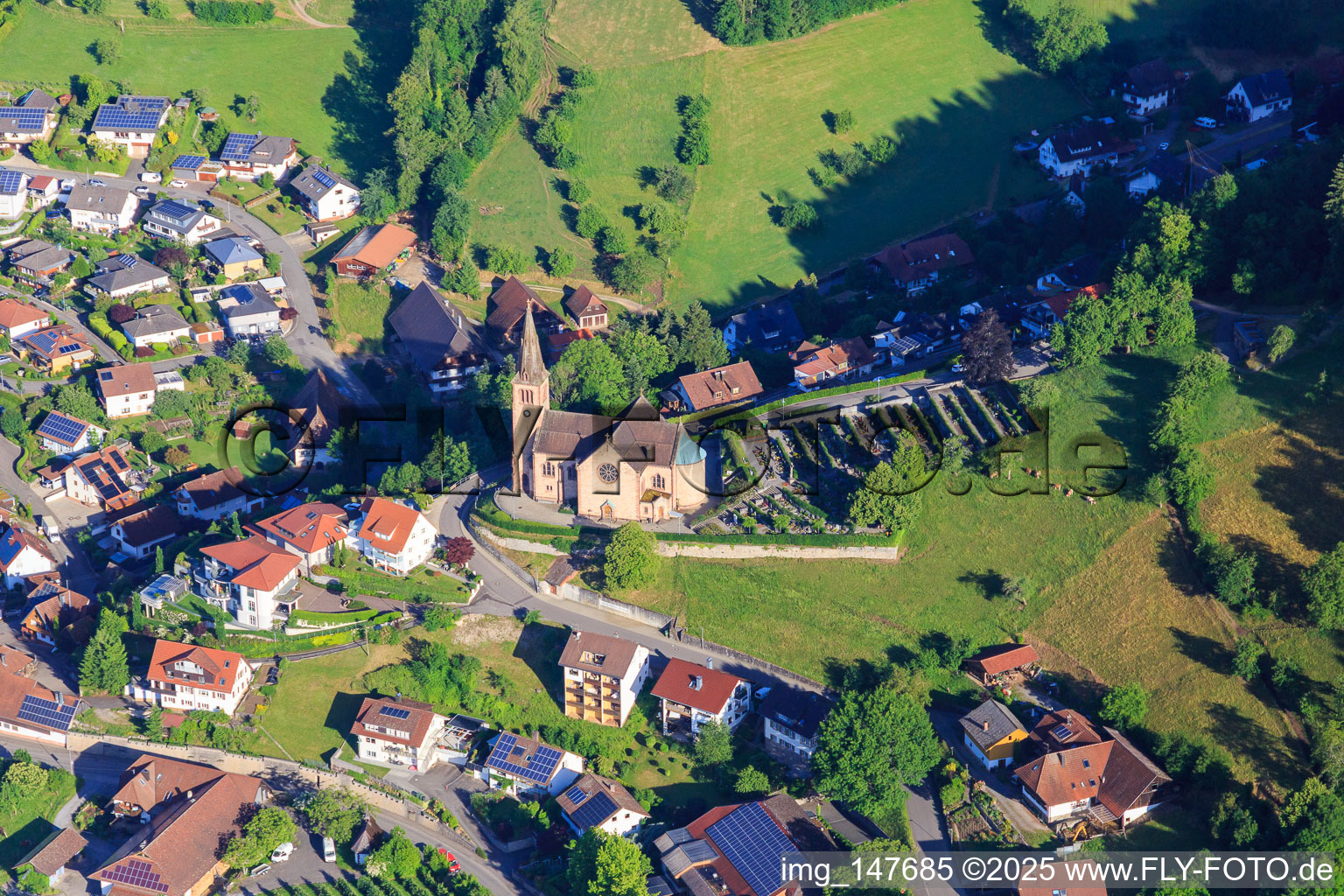 Friedhof und Kirche St. Michael in Fischerbach im Bundesland Baden-Württemberg, Deutschland