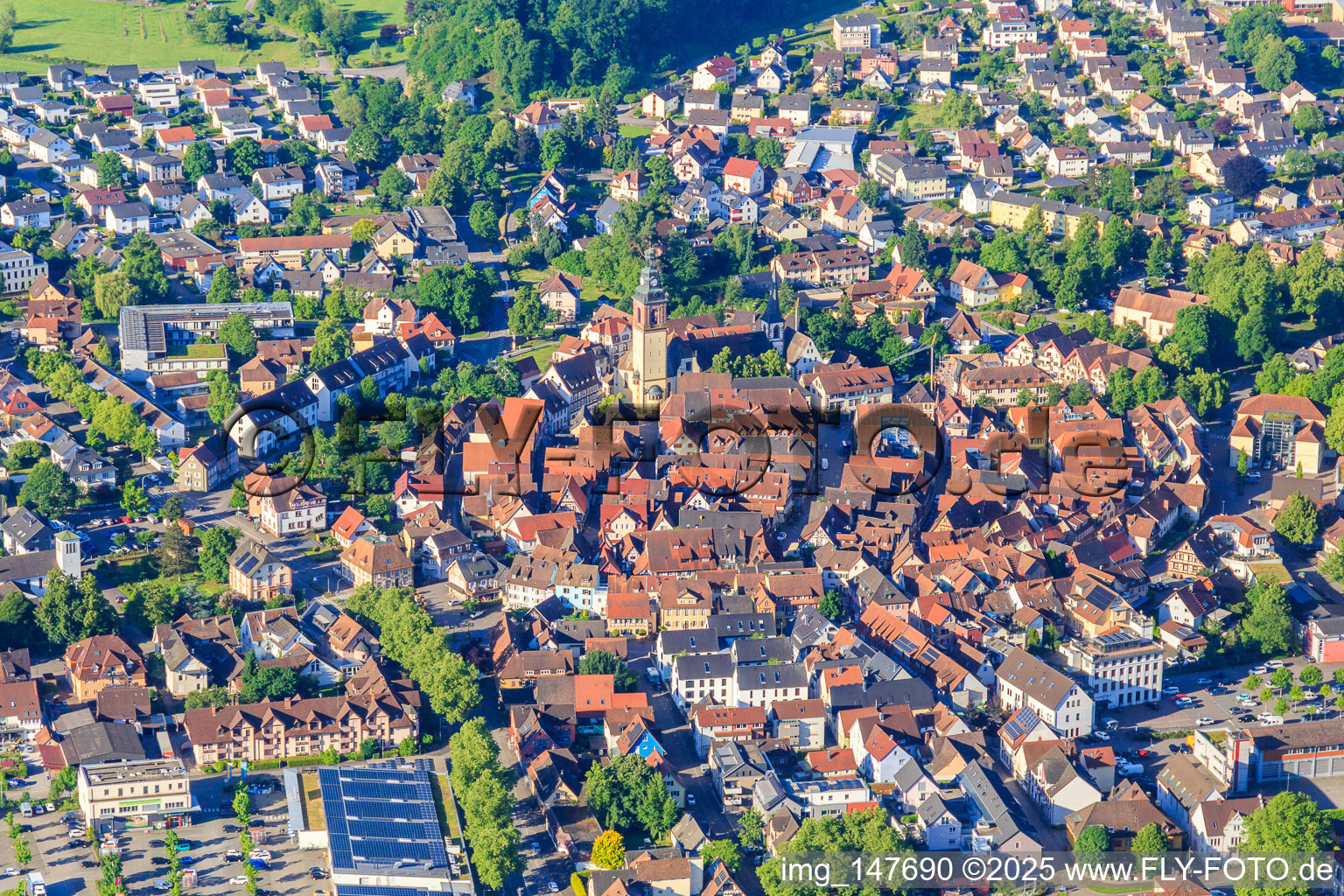 Historisches Stadtzentrum von Norden mit  St. Arbogast Kirche in Haslach im Kinzigtal im Bundesland Baden-Württemberg, Deutschland