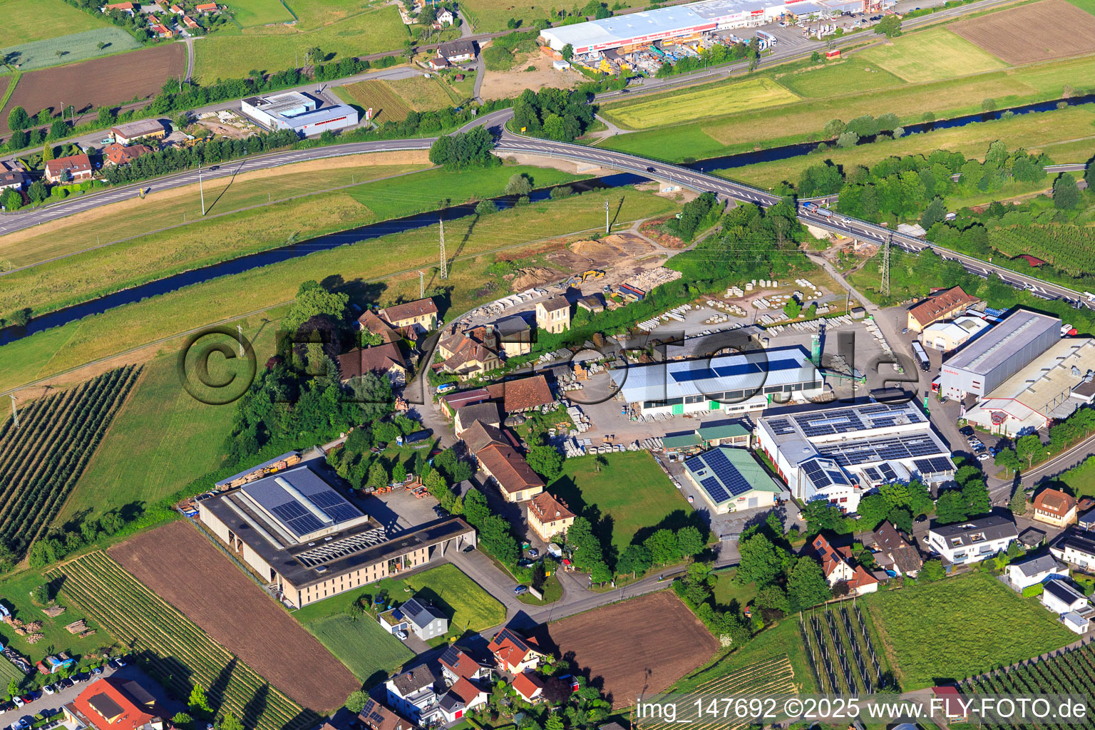 Industriegebiet Grünweg an der Kinzigbrücke mit Mabetec Maler-und Lackiertechnik GmbH, mabetec Beschichtungstechnik GmbH, Spengler Bedachungen und Betonwerk  Mall GmbH im Ortsteil Bollenbach in Haslach im Kinzigtal im Bundesland Baden-Württemberg, Deutschland