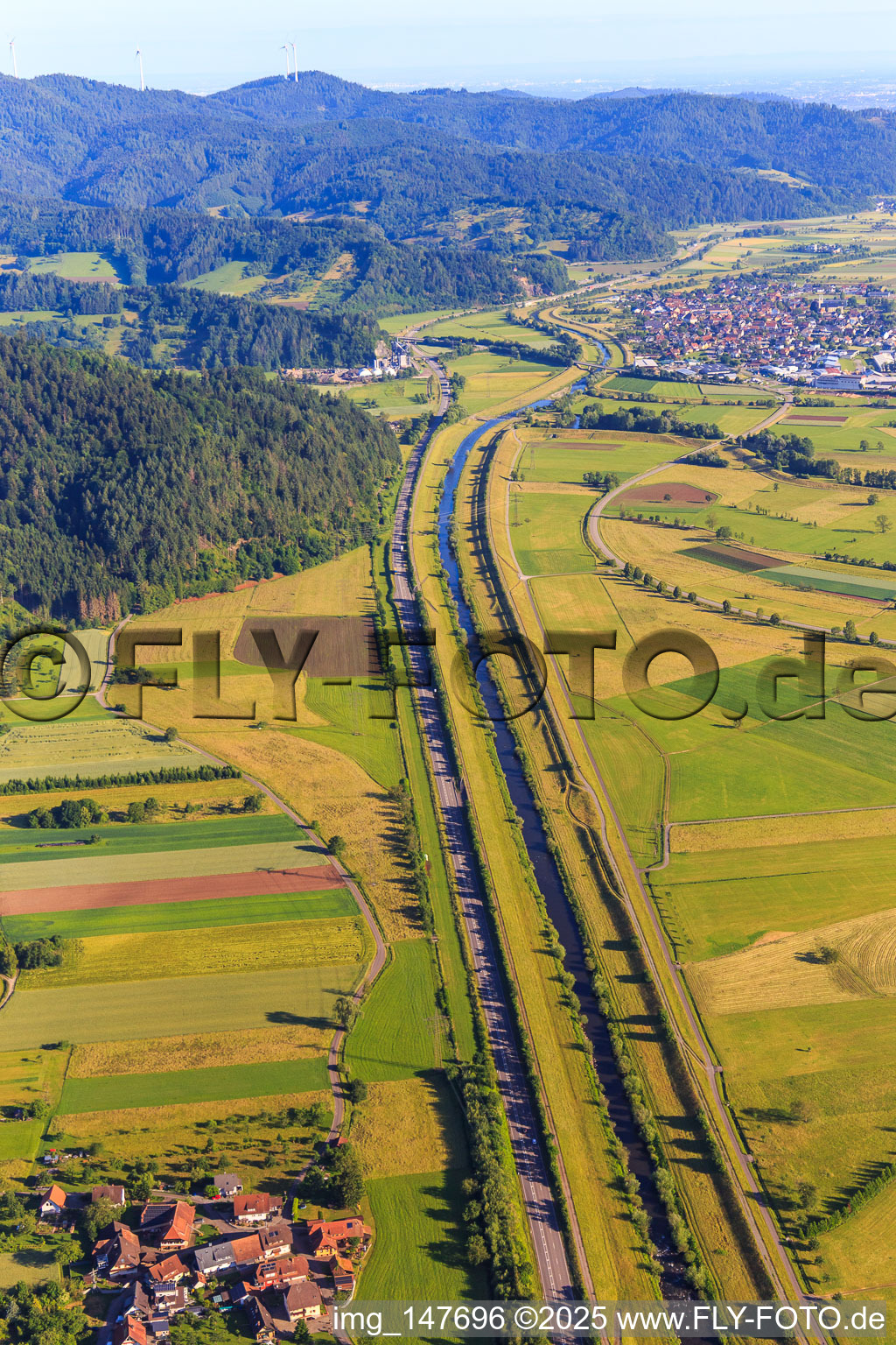 Gerader Verlauf der B33 parallel zum Fluss Kinzig und der Bahnlinie nach Nordwesten bis Biberach in Steinach im Bundesland Baden-Württemberg, Deutschland