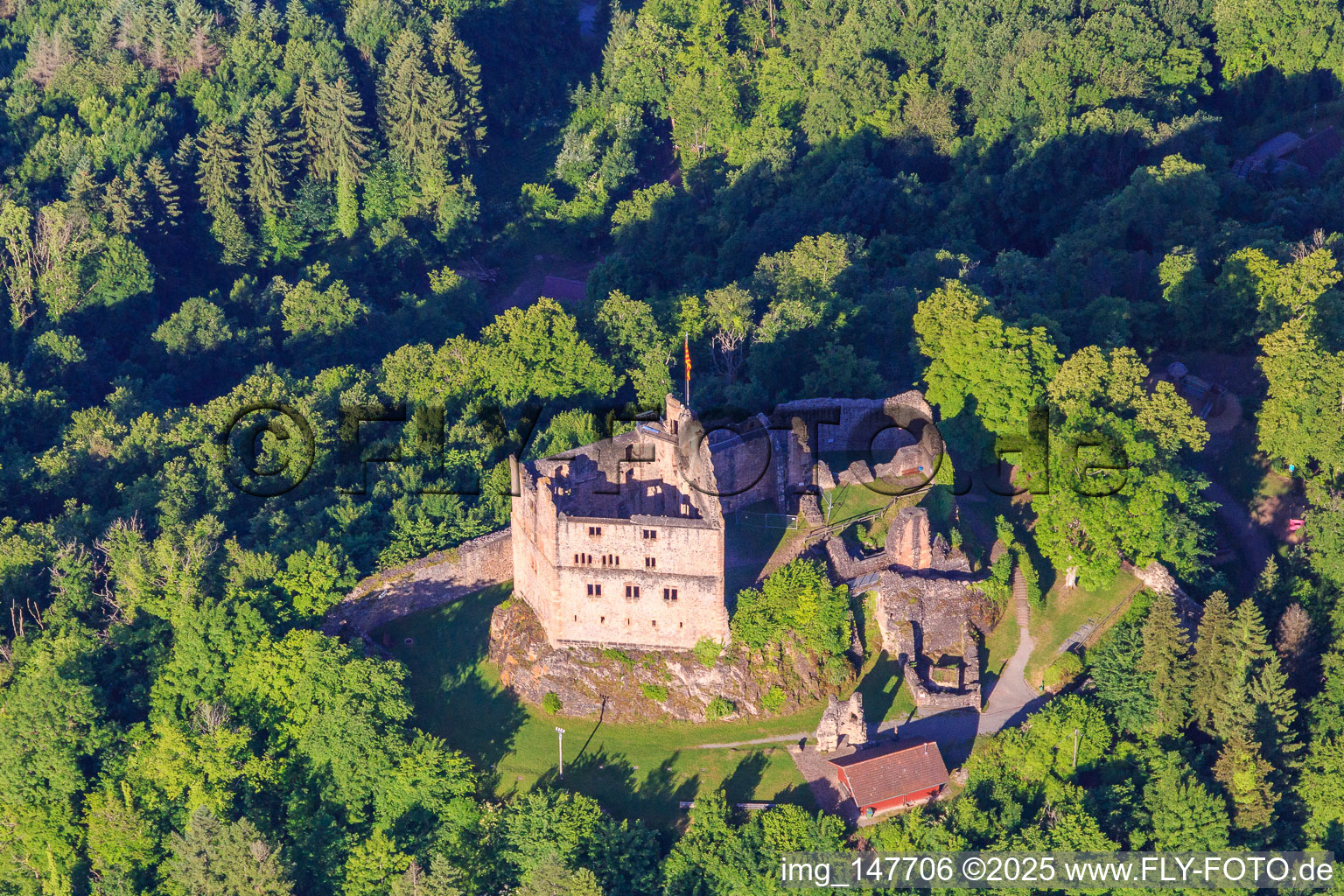 Burgruine Hohengeroldseck auf dem Schloßberg von Nordosten in Seelbach im Bundesland Baden-Württemberg, Deutschland