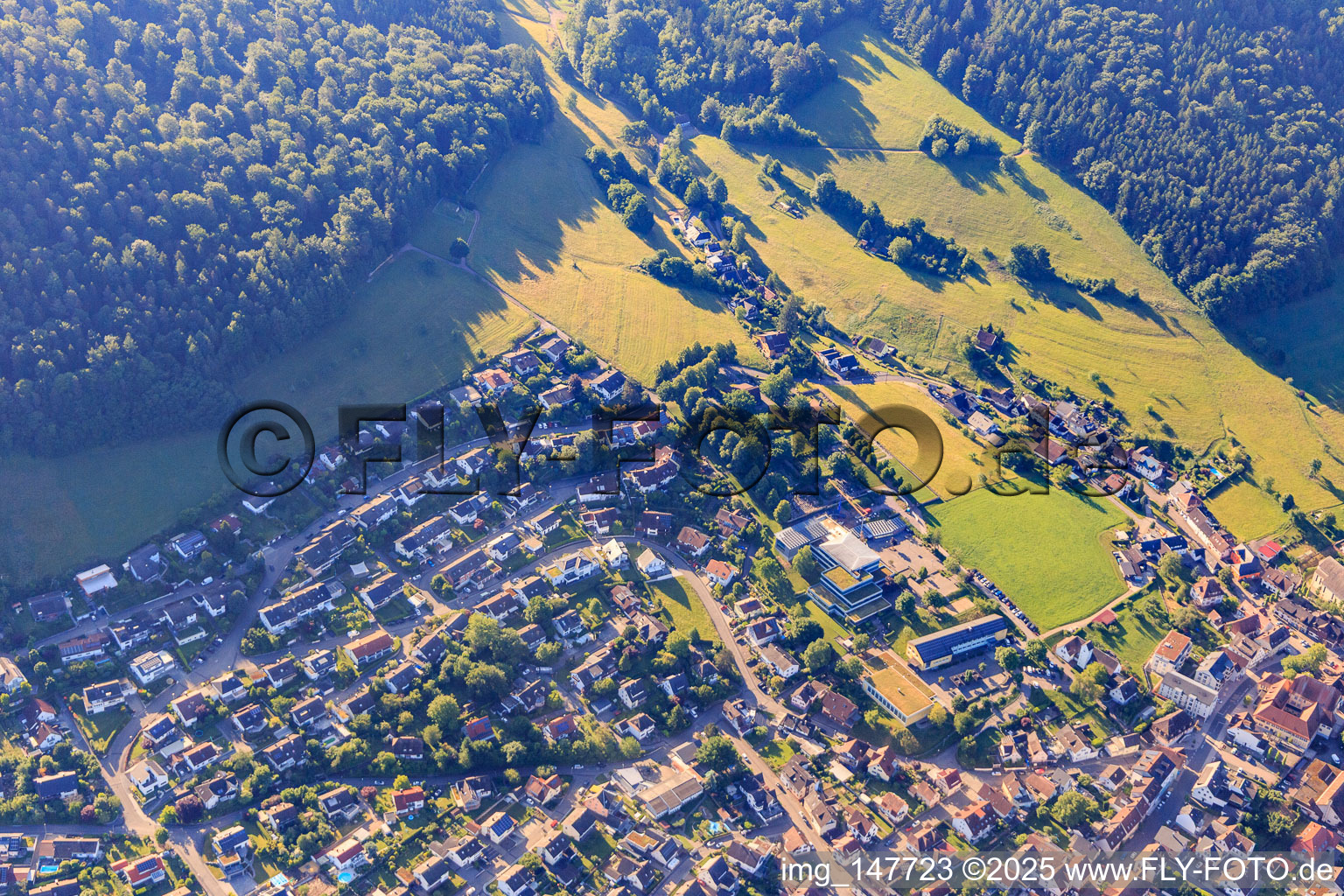 Schwarzwaldstraße und Schulfriedhof in Seelbach im Bundesland Baden-Württemberg, Deutschland