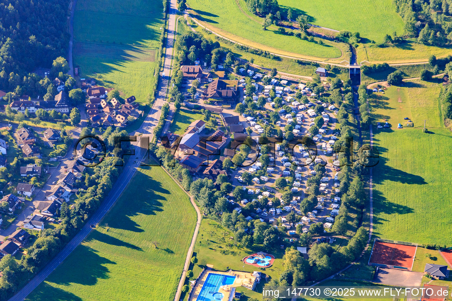 Ferienparadies Schwarzwälder Hof, Campingplatz Spielscheune am Familienbad Seelbach im Bundesland Baden-Württemberg, Deutschland