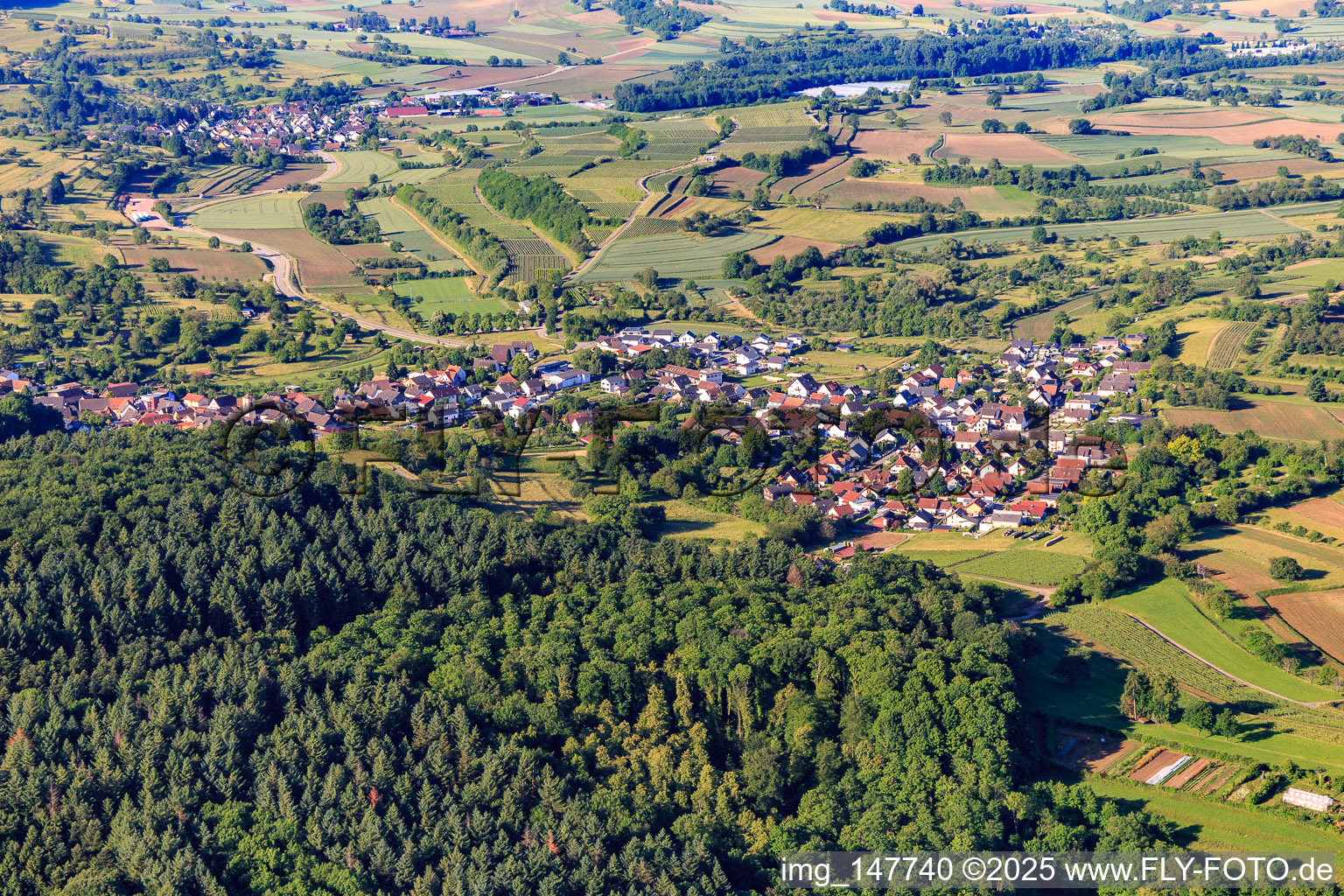 Dorfansicht aus Nordosten im Ortsteil Wallburg in Ettenheim im Bundesland Baden-Württemberg, Deutschland
