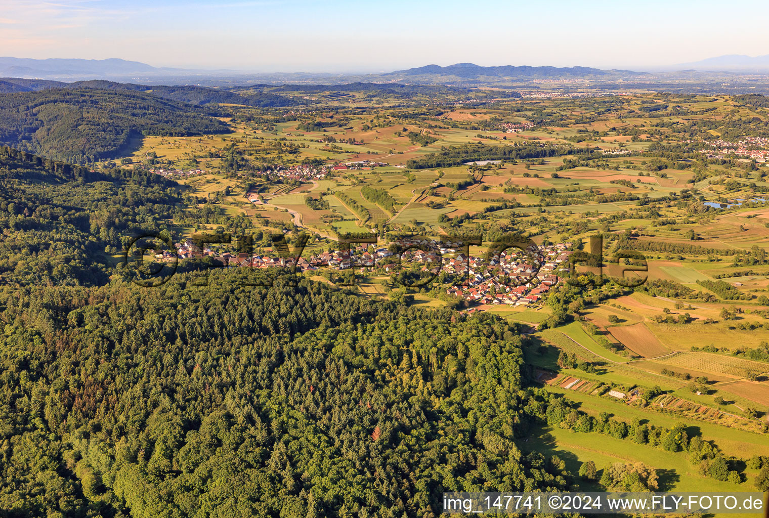 Dorfübersicht aus Nordosten im Ortsteil Wallburg in Ettenheim im Bundesland Baden-Württemberg, Deutschland