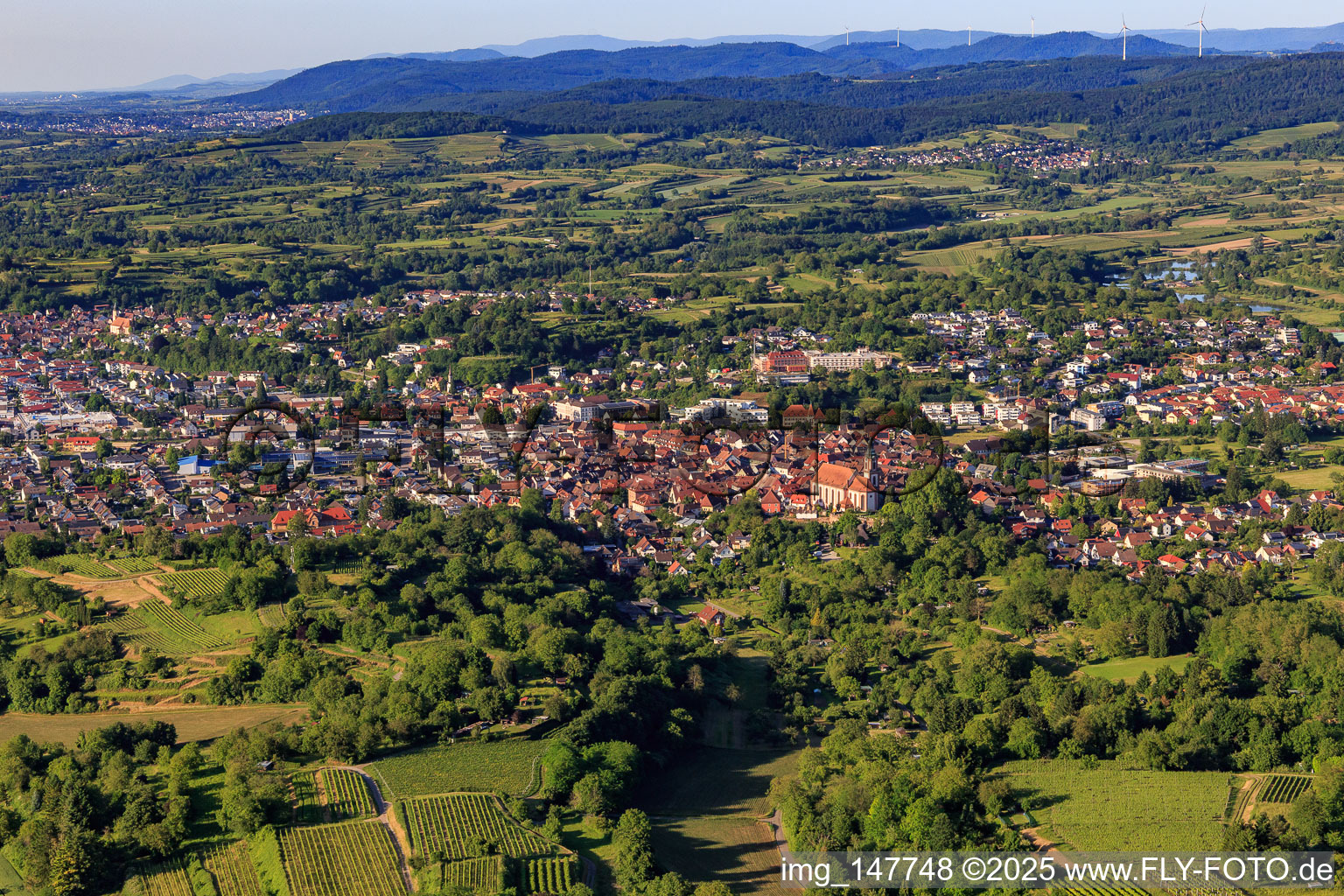 Barocke Altstadt hinter der Kirche St. Bartholomäus in Ettenheim im Bundesland Baden-Württemberg, Deutschland