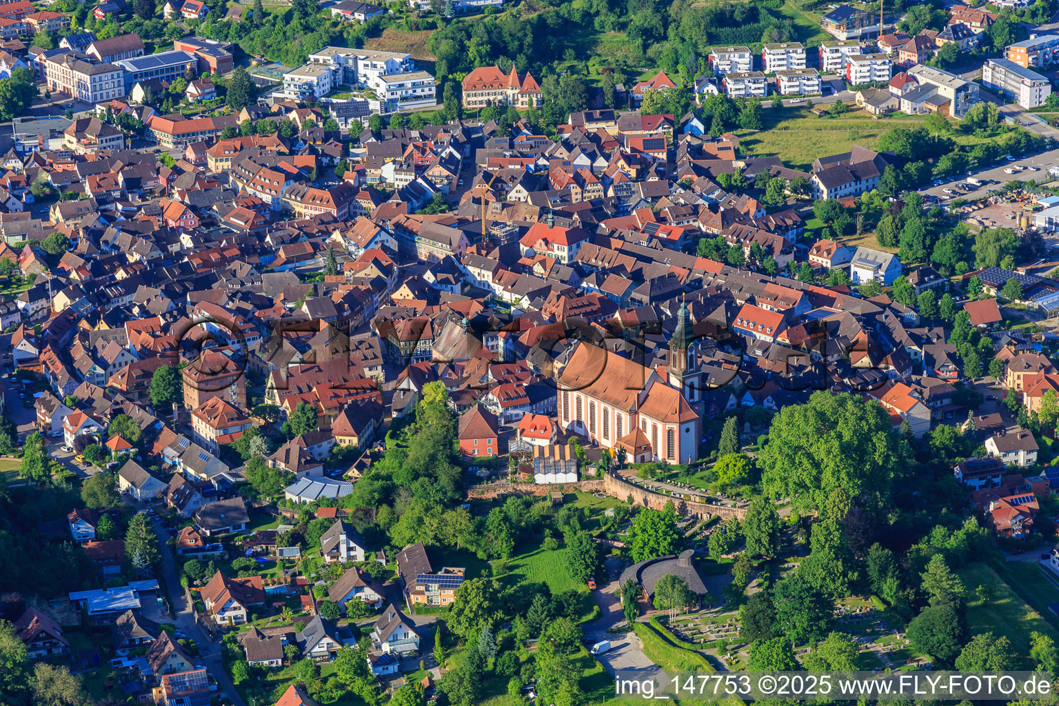 Luftbild von Barocke Altstadt hinter der Kirche St. Bartholomäus in Ettenheim im Bundesland Baden-Württemberg, Deutschland