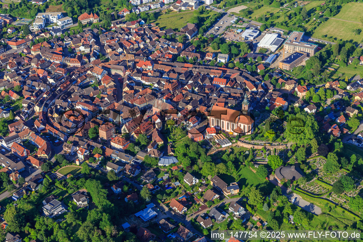 Luftaufnahme von Barocke Altstadt hinter der Kirche St. Bartholomäus in Ettenheim im Bundesland Baden-Württemberg, Deutschland