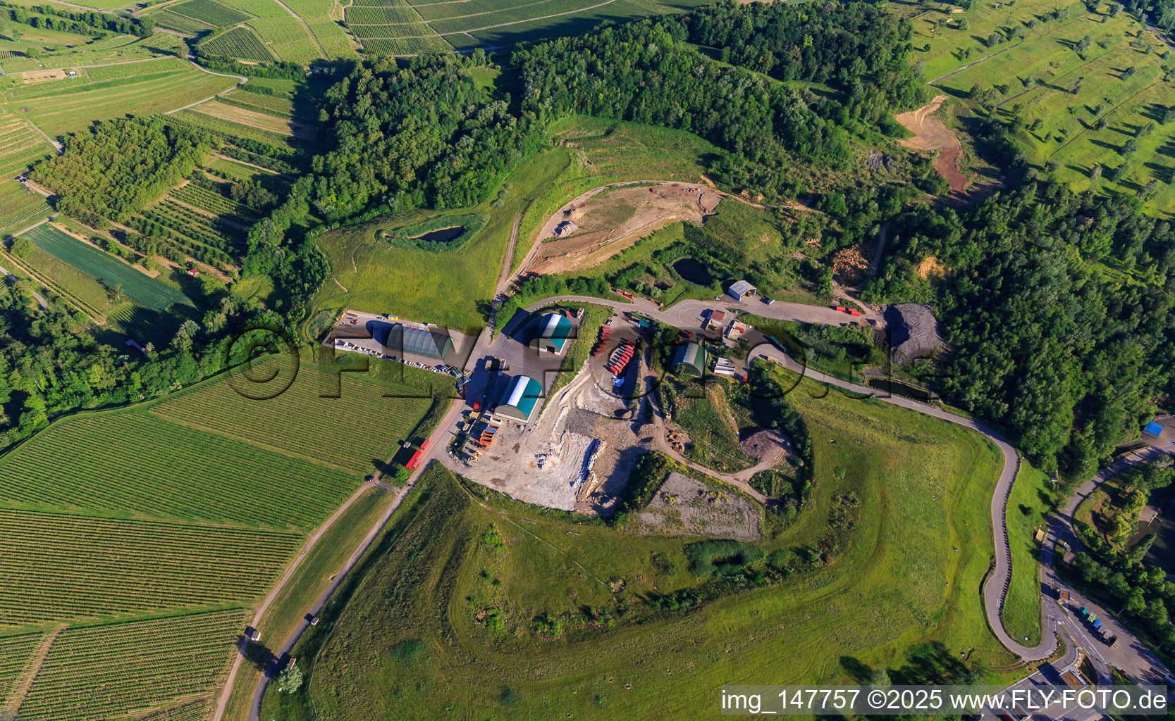 Luftaufnahme von Von Weinbergen umgebenen Deponie des  Zweckverband Abfallbehandlung Kahlenberg in Ringsheim im Bundesland Baden-Württemberg, Deutschland