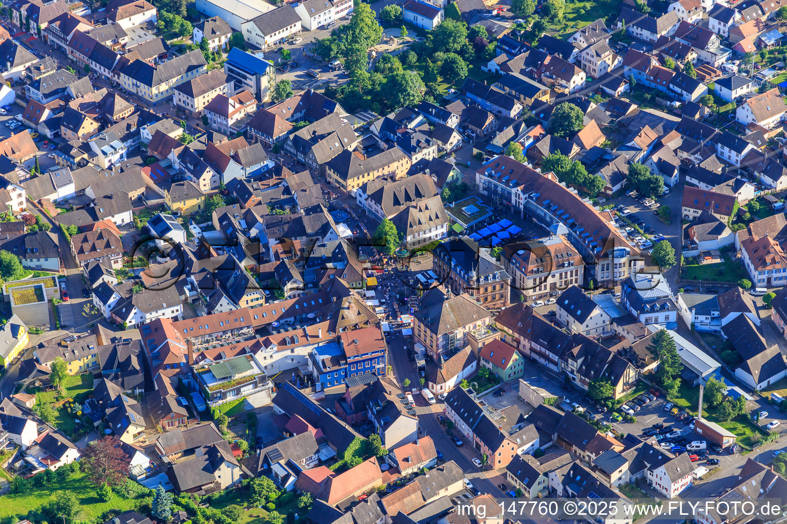 Marktplatz mit Stadtfest in Herbolzheim im Bundesland Baden-Württemberg, Deutschland