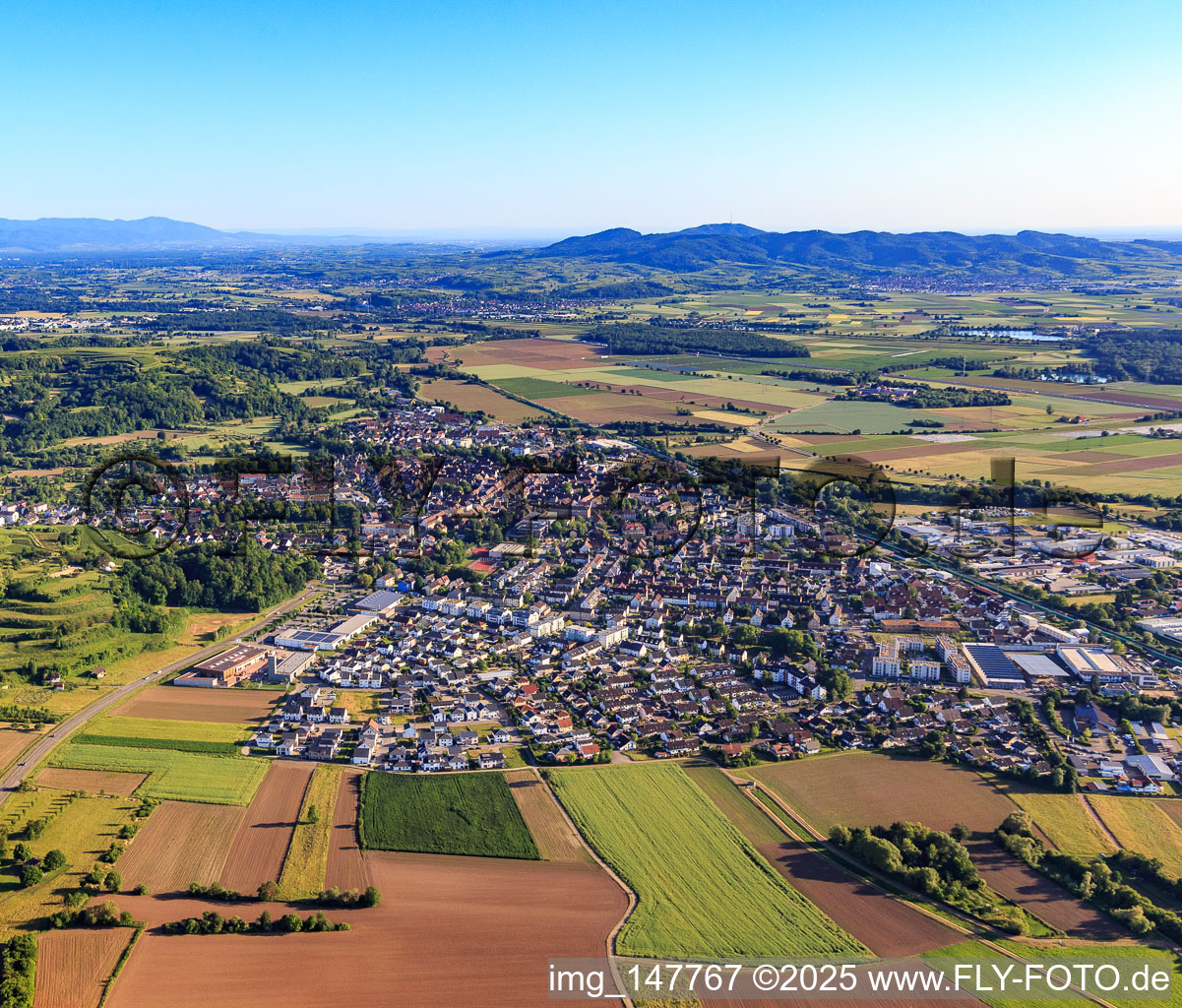 Stadtansicht von Norden im Ortsteil Wonnental in Kenzingen im Bundesland Baden-Württemberg, Deutschland