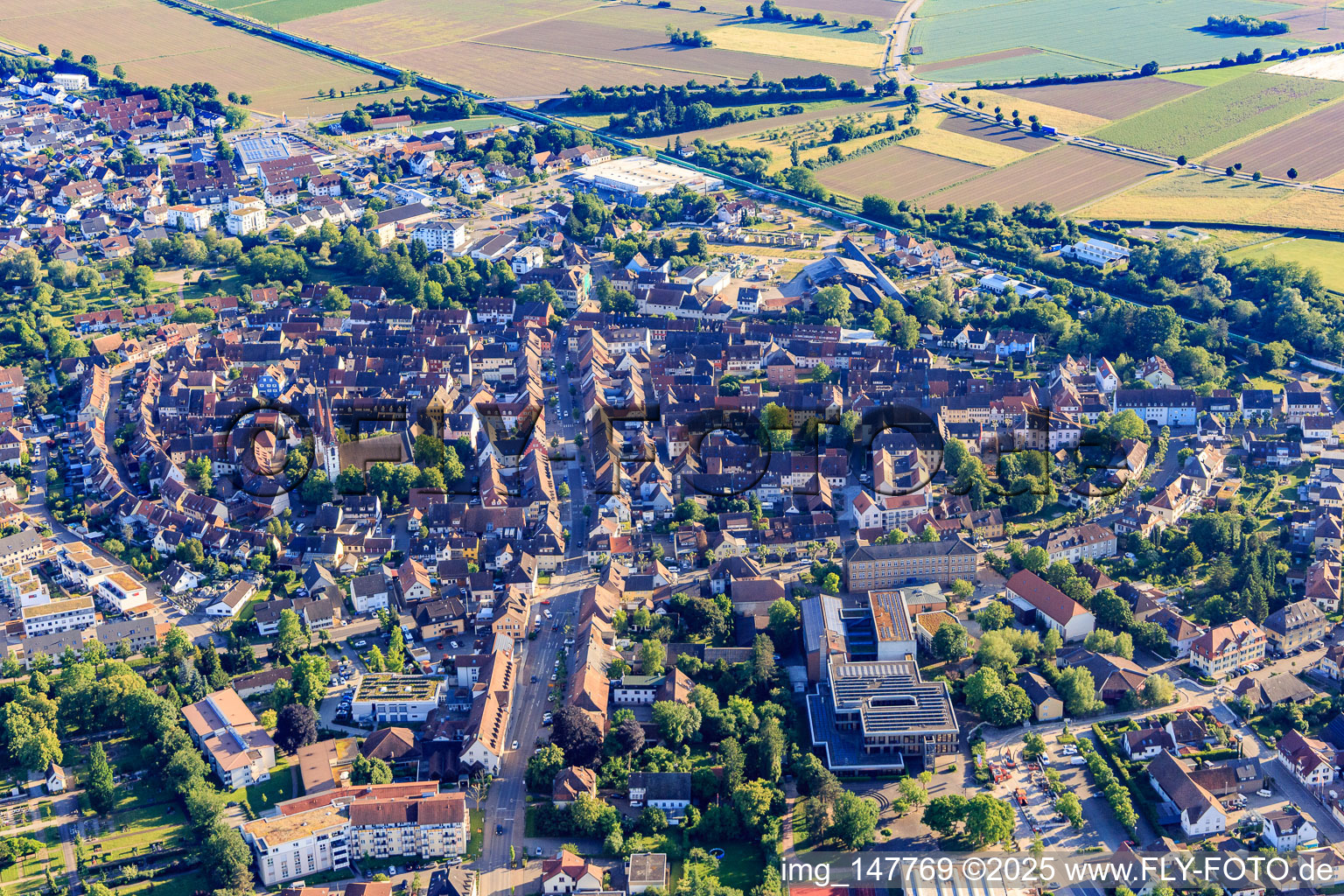 Luftbild von Hauptstraße von Norden im Ortsteil Wonnental in Kenzingen im Bundesland Baden-Württemberg, Deutschland