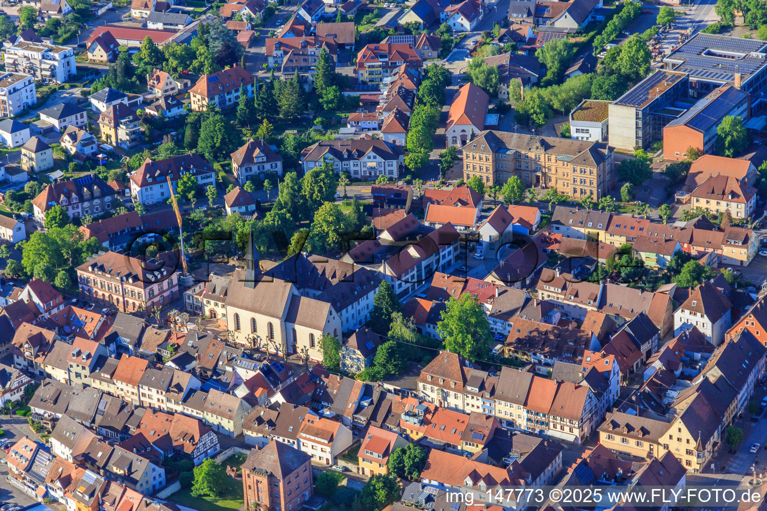 Evangelische Kirche Kenzingen und Grundschule an der Kleinen Elz Kenzingen im Ortsteil Wonnental im Bundesland Baden-Württemberg, Deutschland