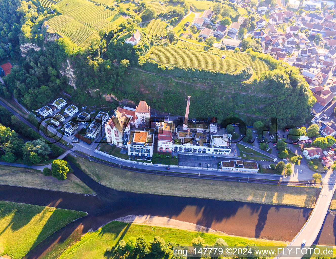 Luftbild von Ehemalige Riegeler Brauerei an der Elz mit Kunsthalle Messmer und Römerbräu Riegel - Hausbrauerei in Riegel am Kaiserstuhl im Bundesland Baden-Württemberg, Deutschland