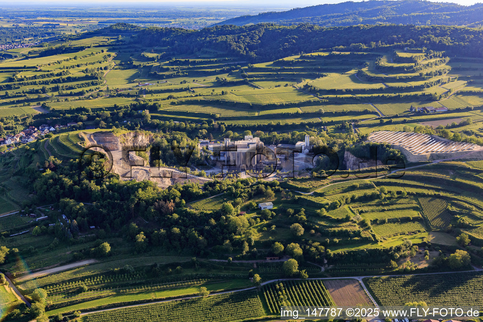 Steinbruch Bötzingen der HANS G. HAURI KG Mineralstoffwerke im Ortsteil Oberschaffhausen im Bundesland Baden-Württemberg, Deutschland