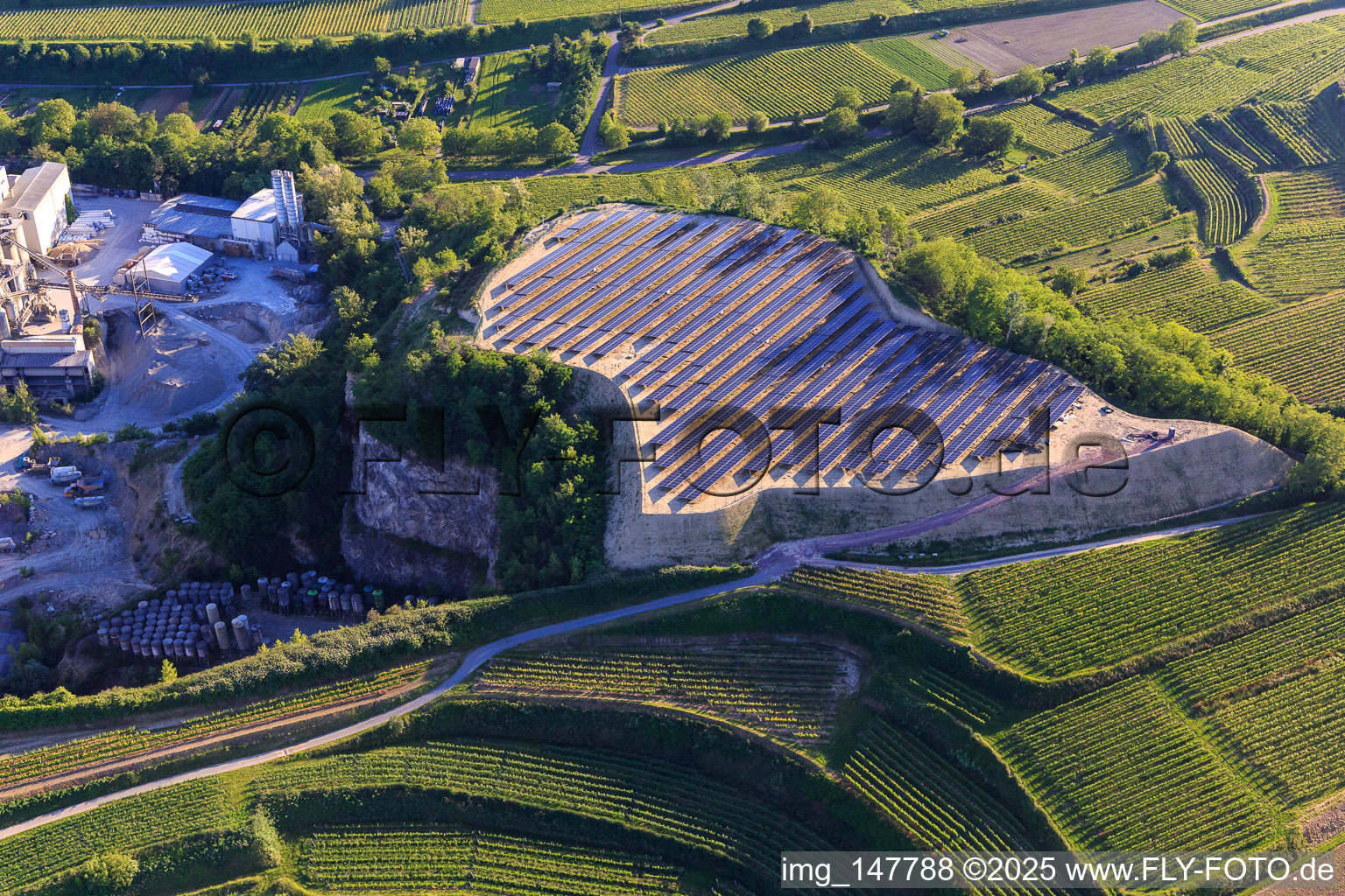 Photovoltaik Freiflächenanlage auf einer Abraumhalde des Steinbruch Bötzingen der HANS G. HAURI KG Mineralstoffwerke im Ortsteil Oberschaffhausen im Bundesland Baden-Württemberg, Deutschland