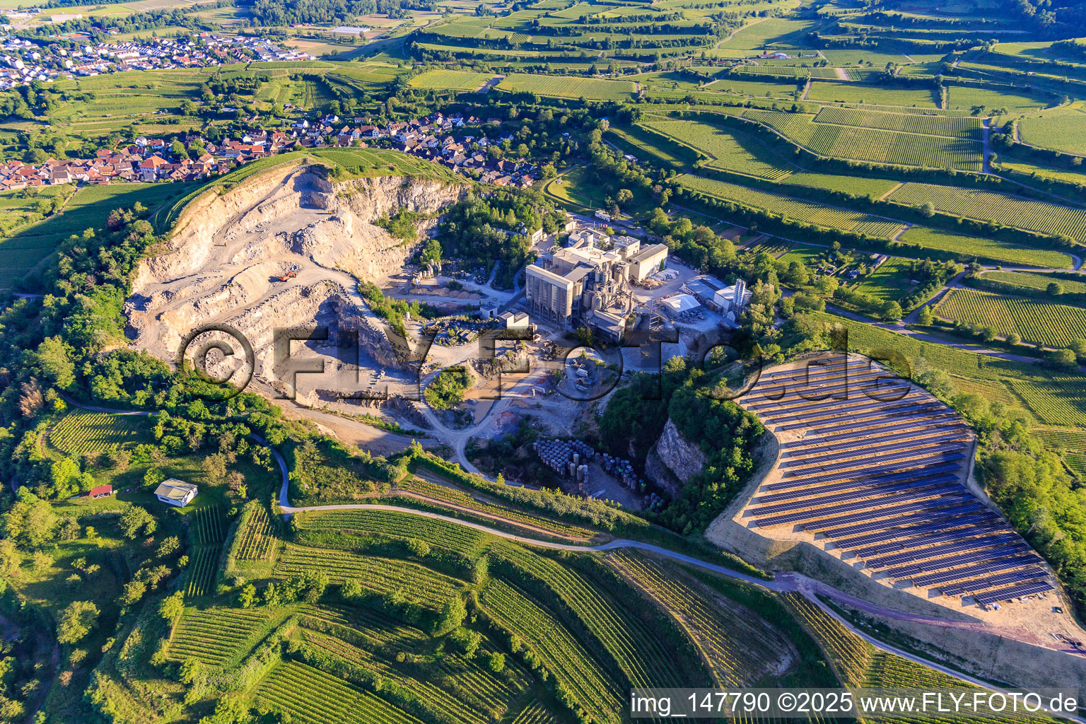 Luftbild von Steinbruch Bötzingen der HANS G. HAURI KG Mineralstoffwerke im Ortsteil Oberschaffhausen im Bundesland Baden-Württemberg, Deutschland