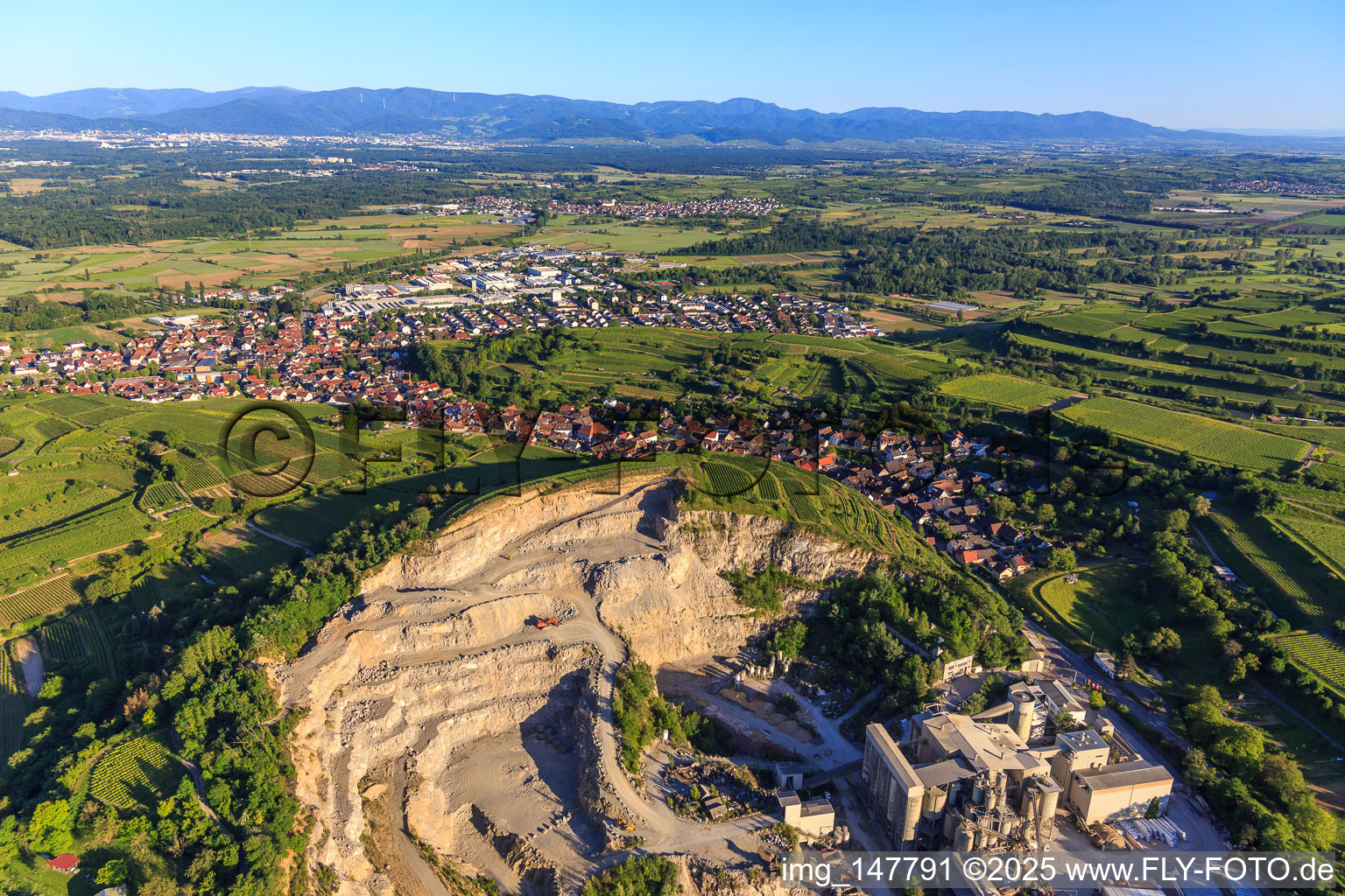 Luftaufnahme von Steinbruch Bötzingen der HANS G. HAURI KG Mineralstoffwerke im Ortsteil Oberschaffhausen im Bundesland Baden-Württemberg, Deutschland