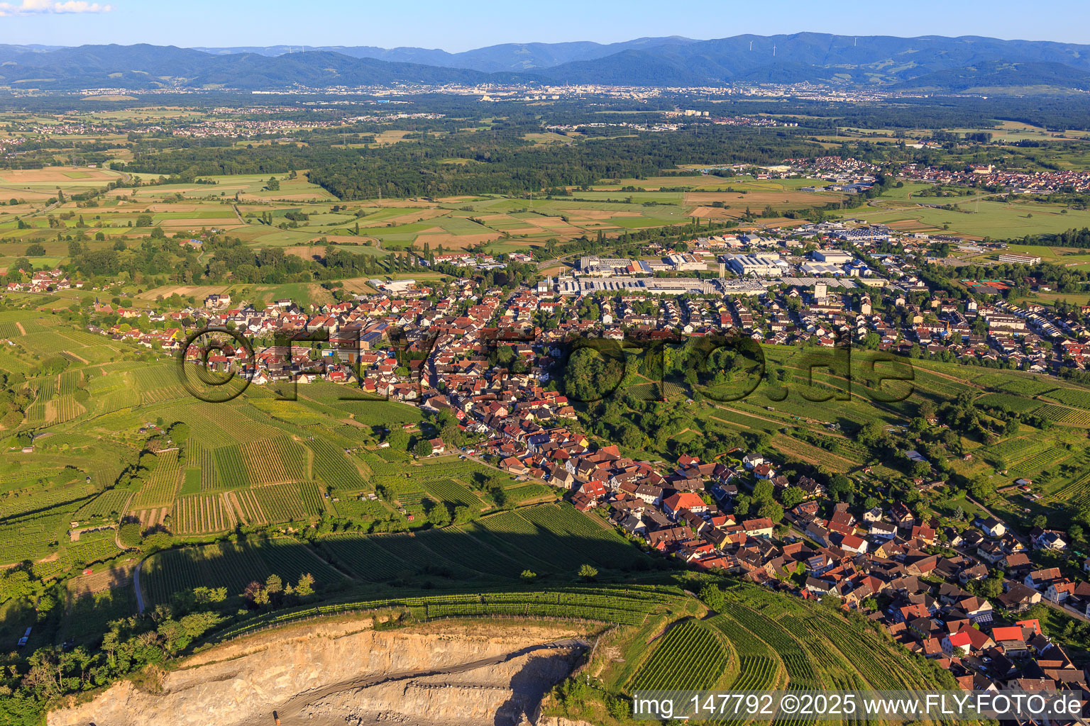 Ortsansicht aus Norden im Ortsteil Oberschaffhausen in Bötzingen im Bundesland Baden-Württemberg, Deutschland