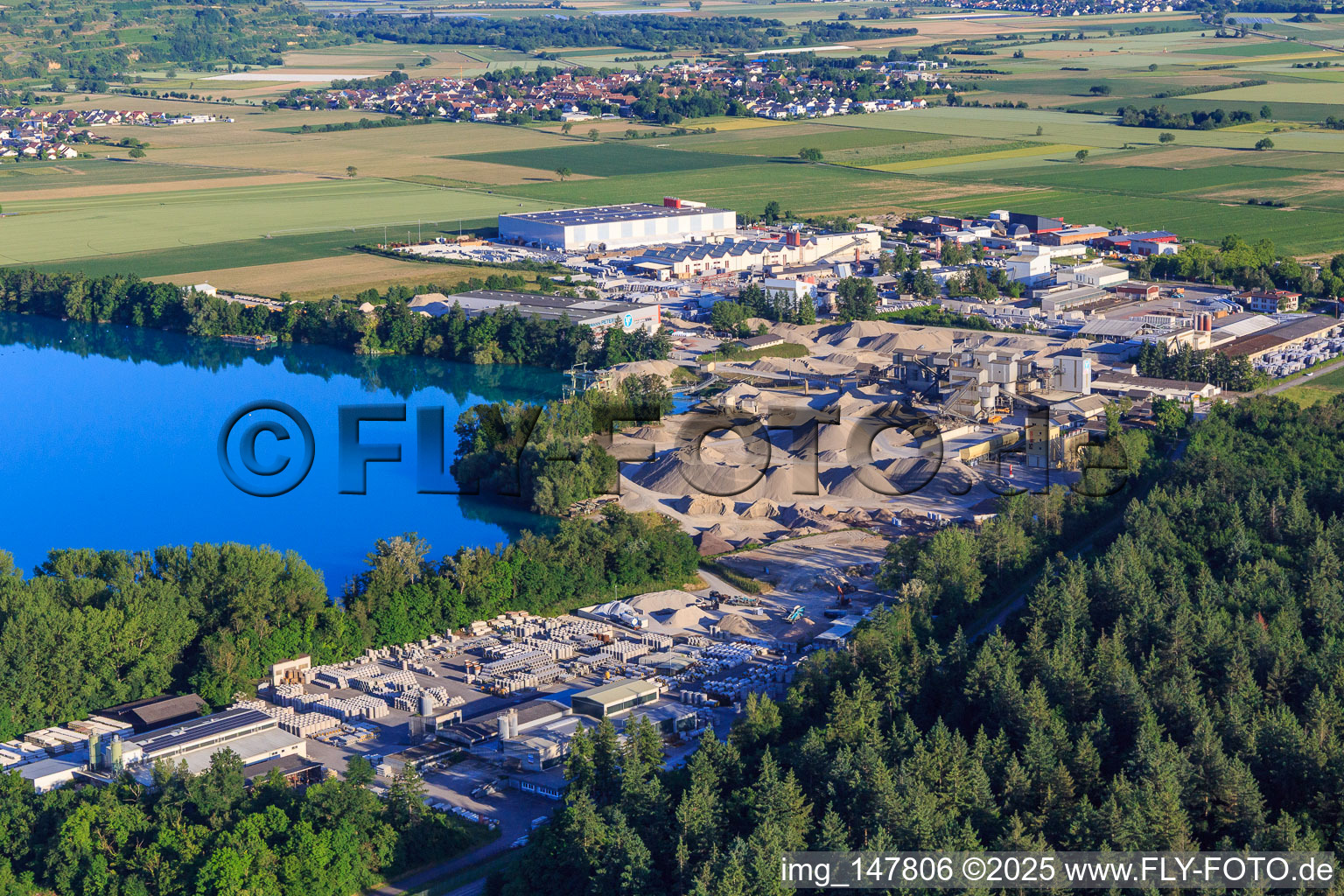 Rimsinger Baggersee / Kiesgrube Niederrimsingen mit Betonwerk Müller GmbH & Co. KG,  P & S-Beton GmbH & Co. KG und H+H Kalksandstein GmbH im Ortsteil Oberrimsingen in Breisach am Rhein im Bundesland Baden-Württemberg, Deutschland