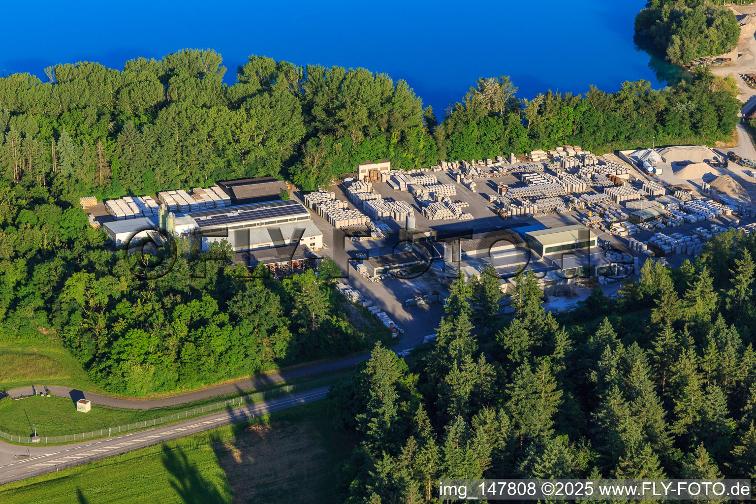 Rimsinger Baggersee / Kiesgrube Niederrimsingen mit Betonwerk Müller GmbH & Co. KG,  P & S-Beton GmbH & Co. KG im Ortsteil Gündlingen in Breisach am Rhein im Bundesland Baden-Württemberg, Deutschland