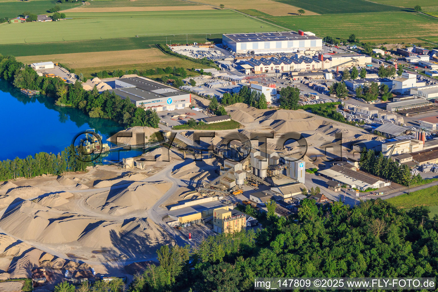 Rimsinger Baggersee / Kiesgrube Niederrimsingen mit P & S-Beton GmbH & Co. KG, Birkenmeier Stein + Design GmbH und H+H Kalksandstein GmbH im Ortsteil Oberrimsingen in Breisach am Rhein im Bundesland Baden-Württemberg, Deutschland