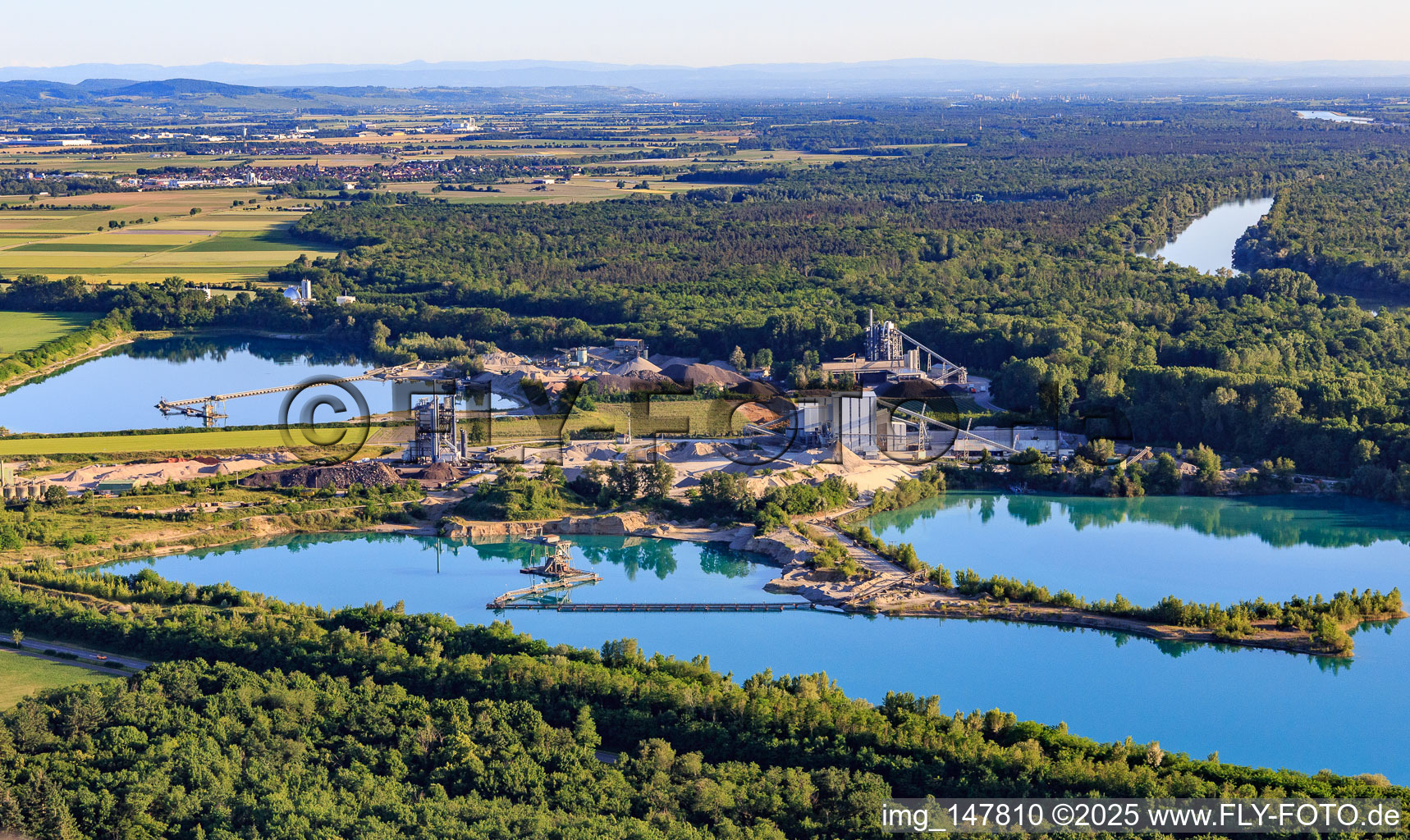 Kiesgrube Oberrimsingen mit BAW Breisgauer Asphalt-Mischwerk GmbH & Co. KG und  Joos Kies und Asphaltwerk in Breisach am Rhein im Bundesland Baden-Württemberg, Deutschland