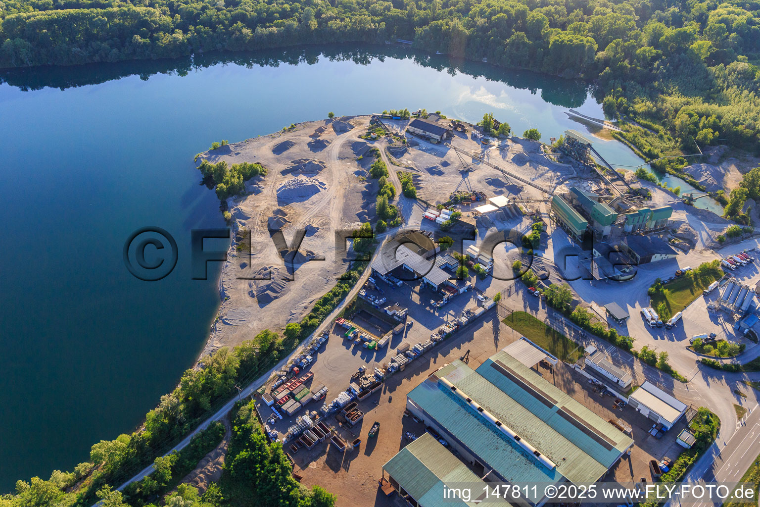 Kiesgrube Breisach am Rhein mit  MSW Metallhandel Südwest GmbH und Adolf Braun KG Kies- und Transportbetonwerke im Ortsteil Gündlingen im Bundesland Baden-Württemberg, Deutschland