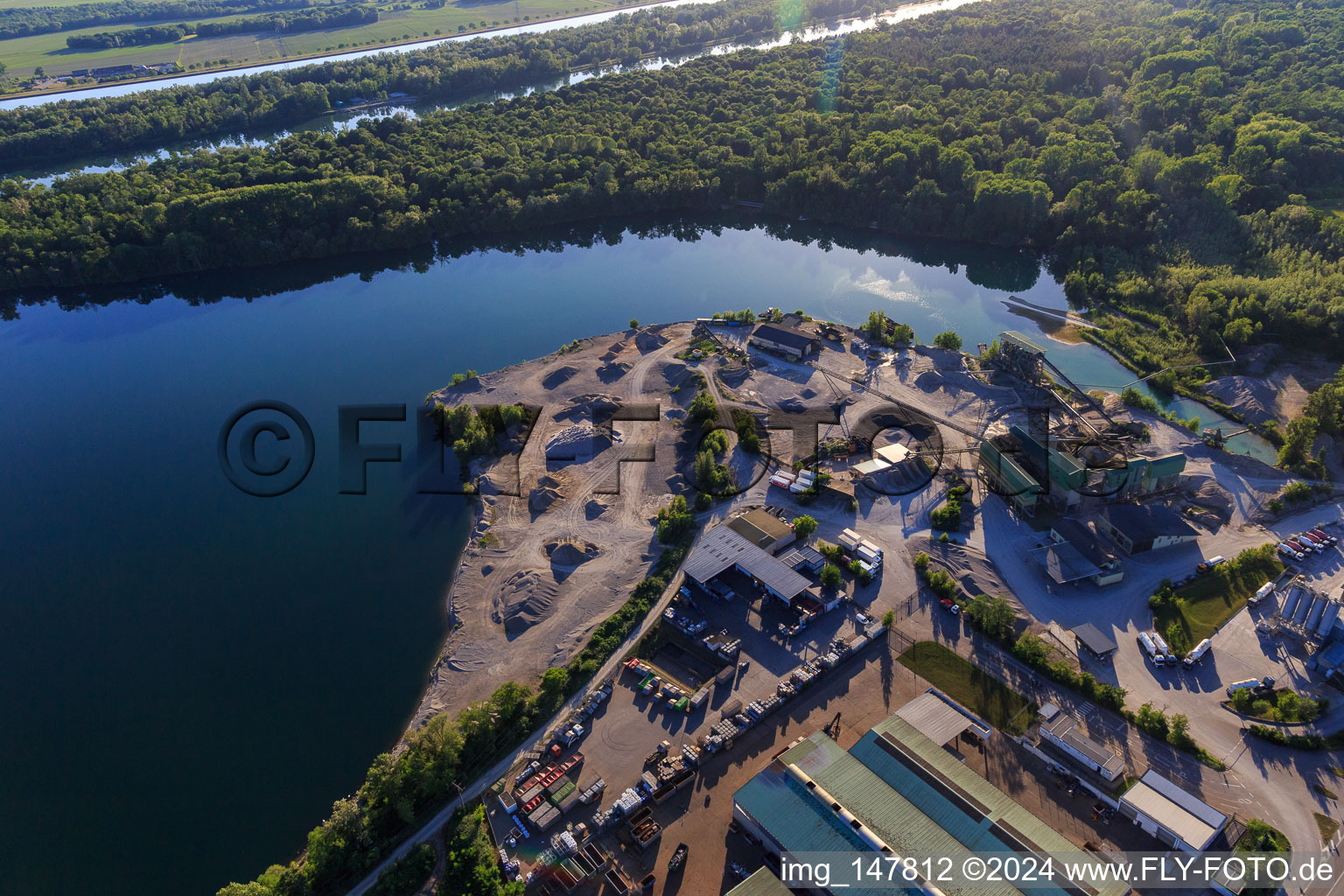 Luftbild von Kiesgrube Breisach am Rhein mit  MSW Metallhandel Südwest GmbH und Adolf Braun KG Kies- und Transportbetonwerke im Ortsteil Gündlingen im Bundesland Baden-Württemberg, Deutschland