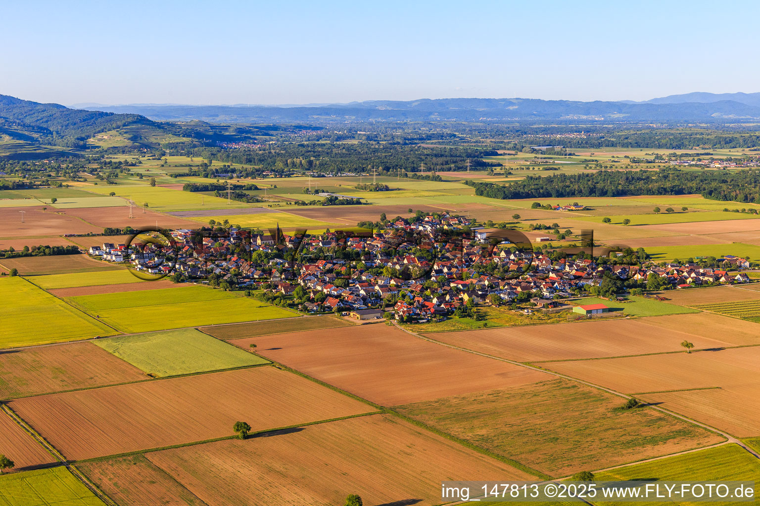 Dorfansicht aus Südwesten im Ortsteil Gündlingen in Breisach am Rhein im Bundesland Baden-Württemberg, Deutschland