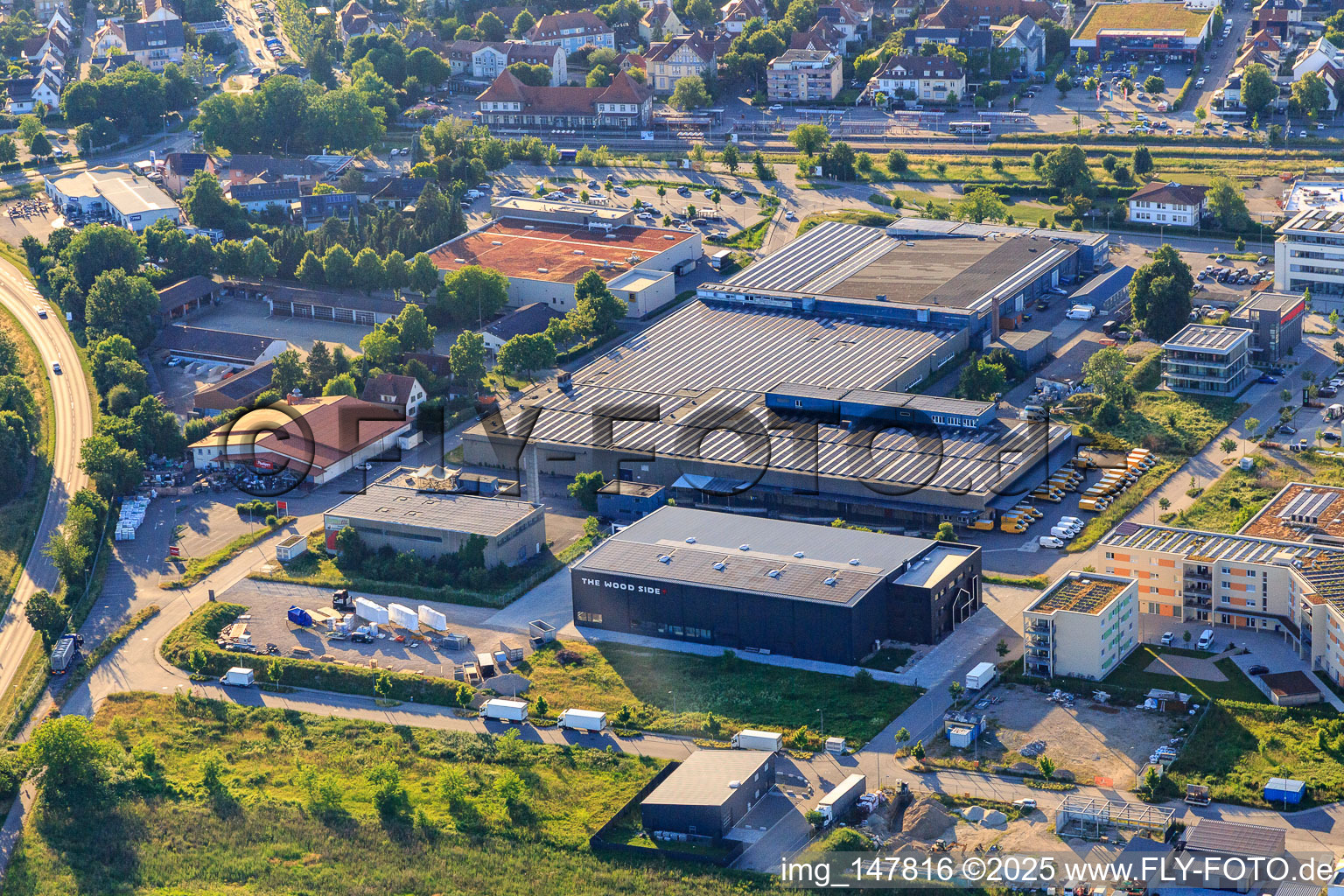 "THE WOOD SIDE" Holzhaus Fabrik GmbH und zapf Selfstorage im Ortsteil Hochstetten in Breisach am Rhein im Bundesland Baden-Württemberg, Deutschland